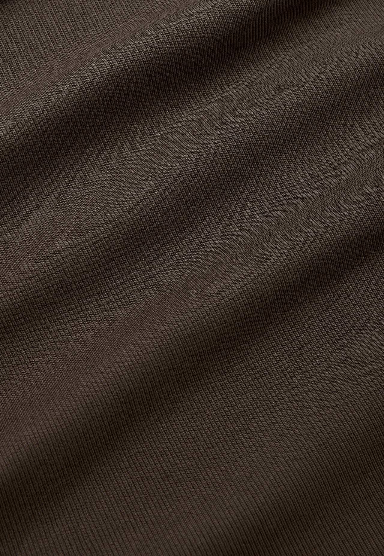 Ribbet polohals i økologisk bomull