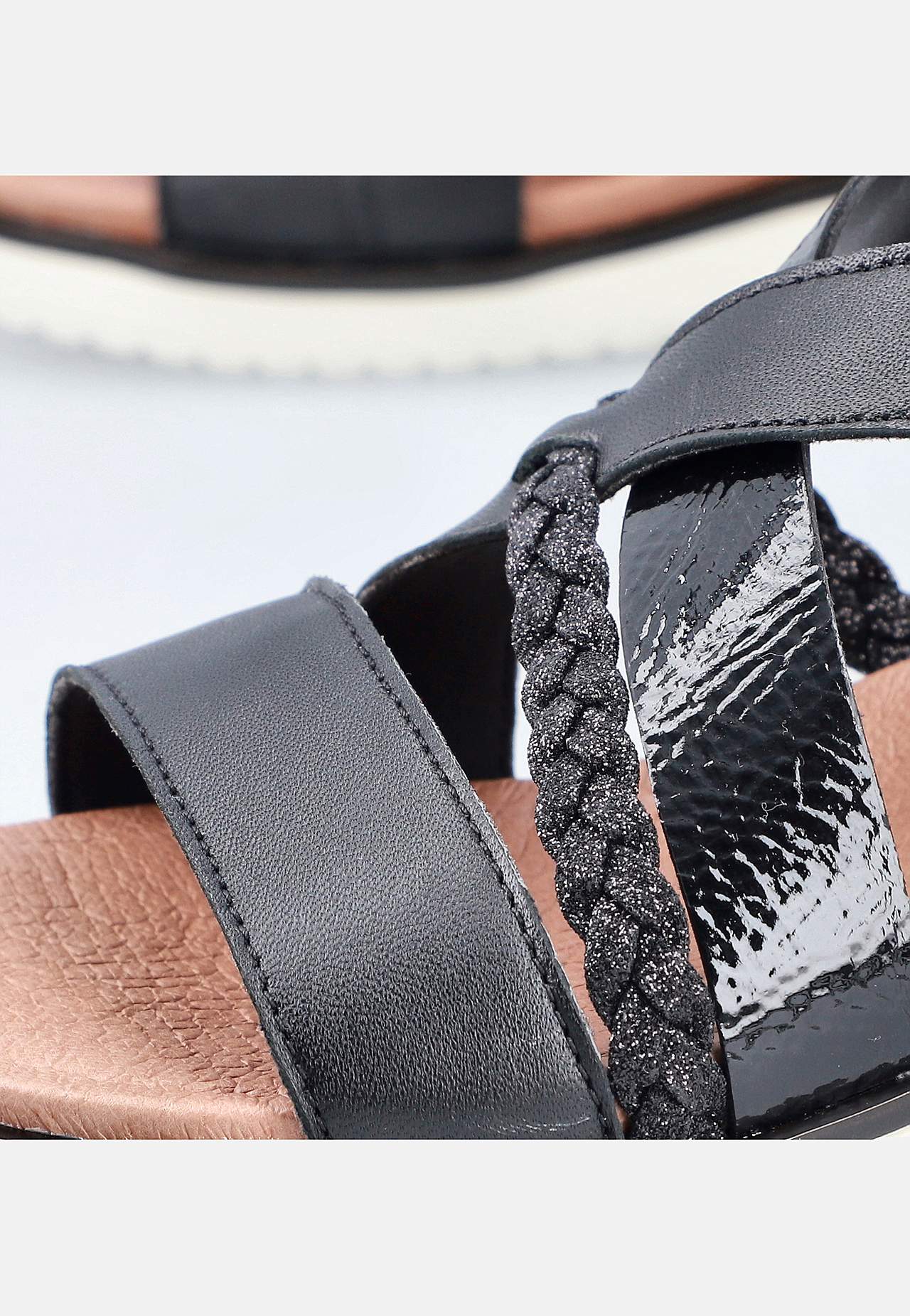 Sandaler med svarte stropper