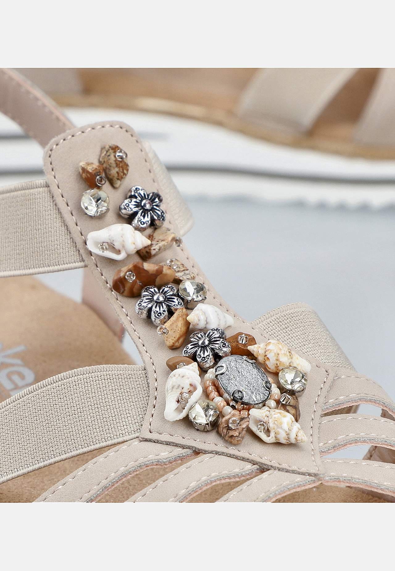 Sandaler med dekorative skjell og steiner