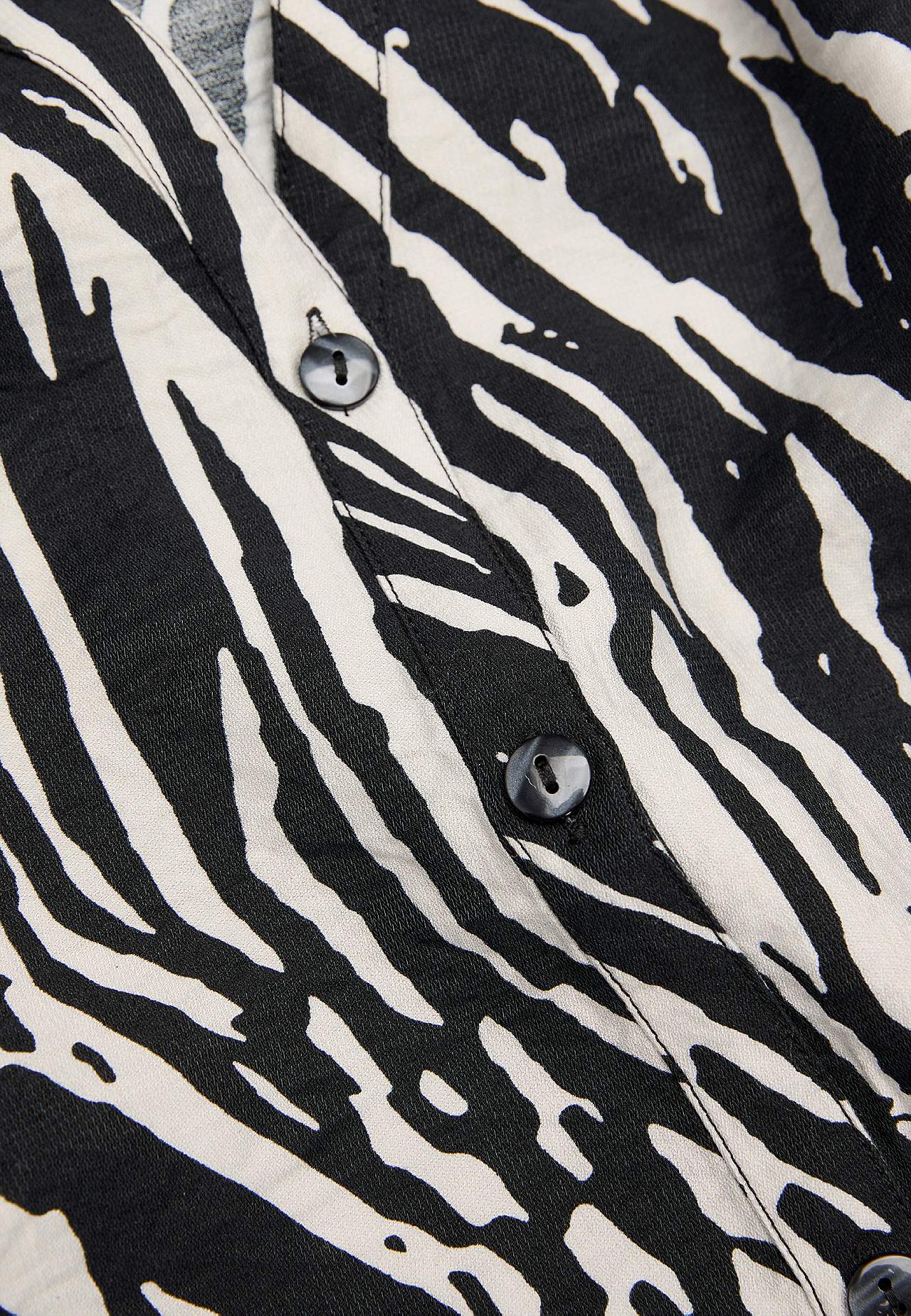 Vevet bluse med knapper