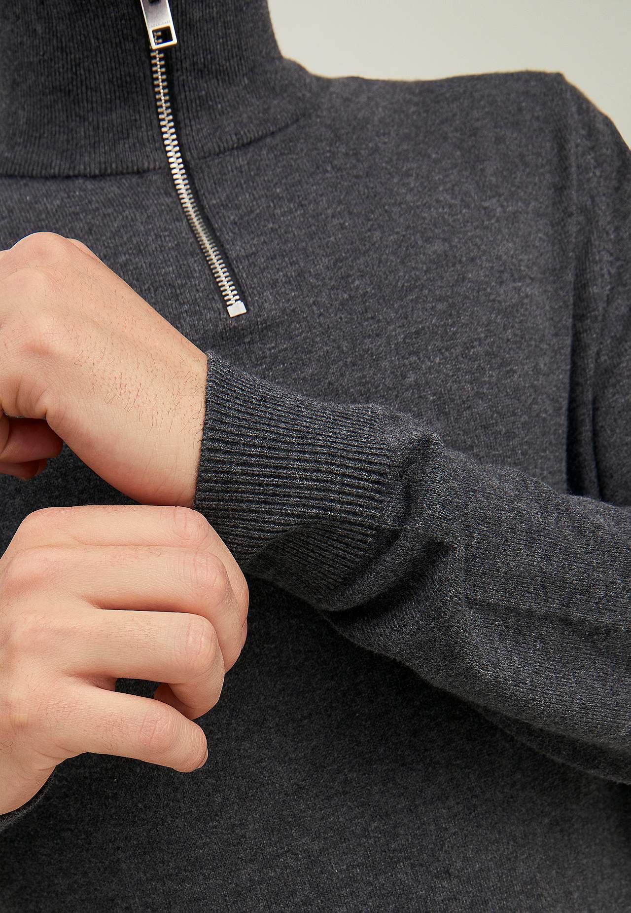 Finstrikket genser med glidelås