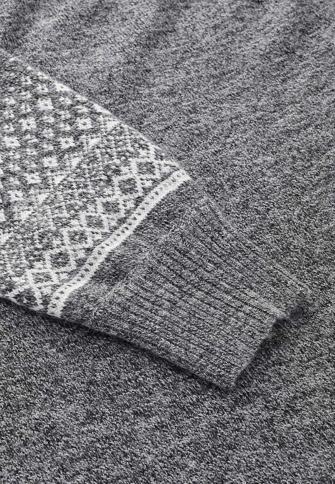 Strikket kjole med jacquard- mønstrede ermer