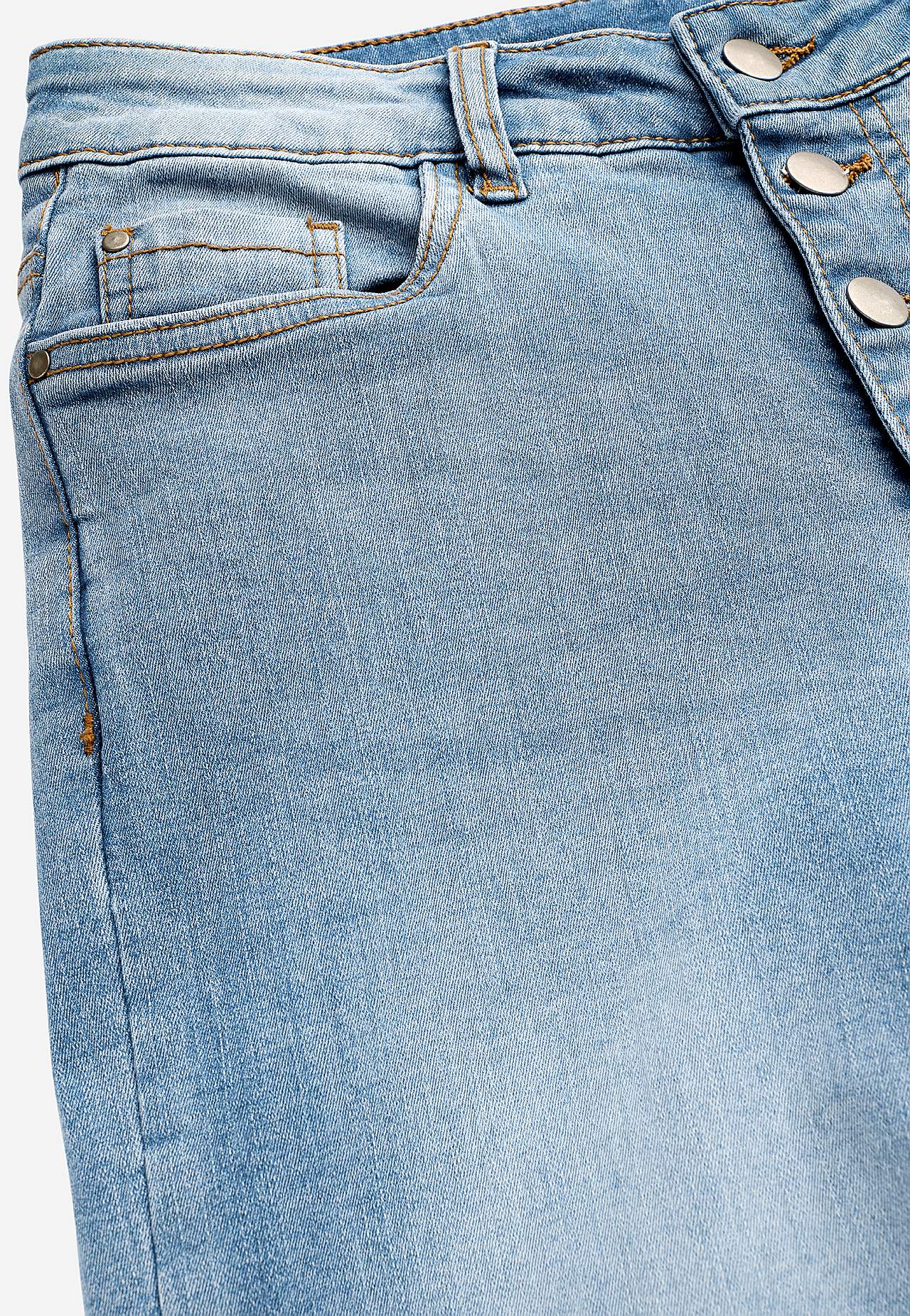 Caprijeans med knapplukking