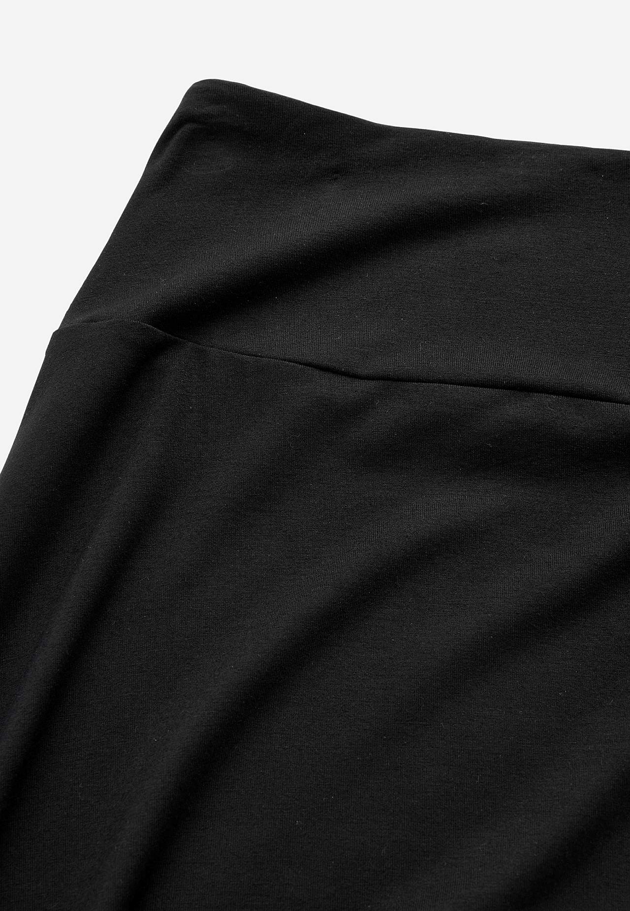 Langt, utsvingt jerseyskjørt