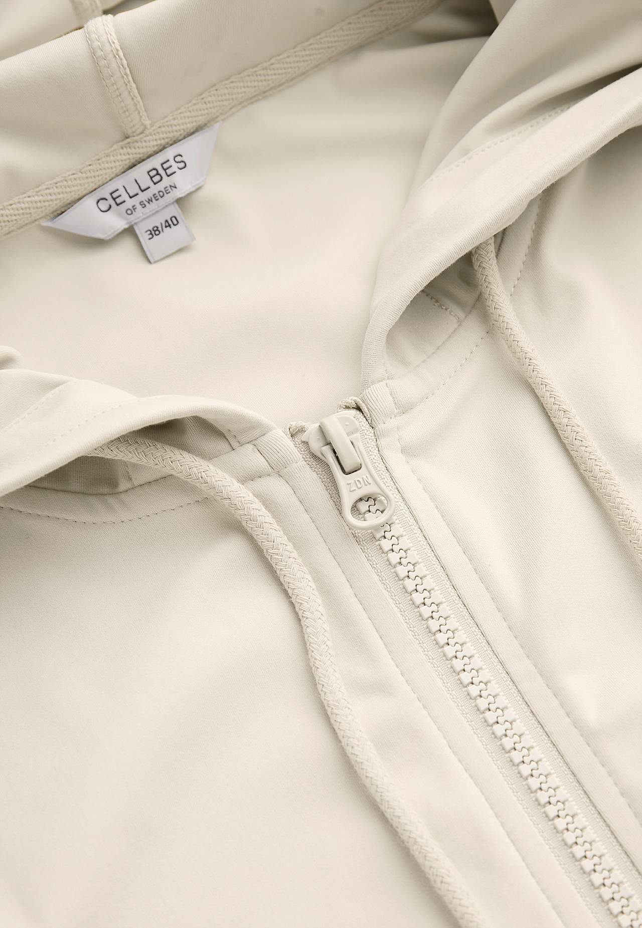 Allsidig jakke med hette Daria