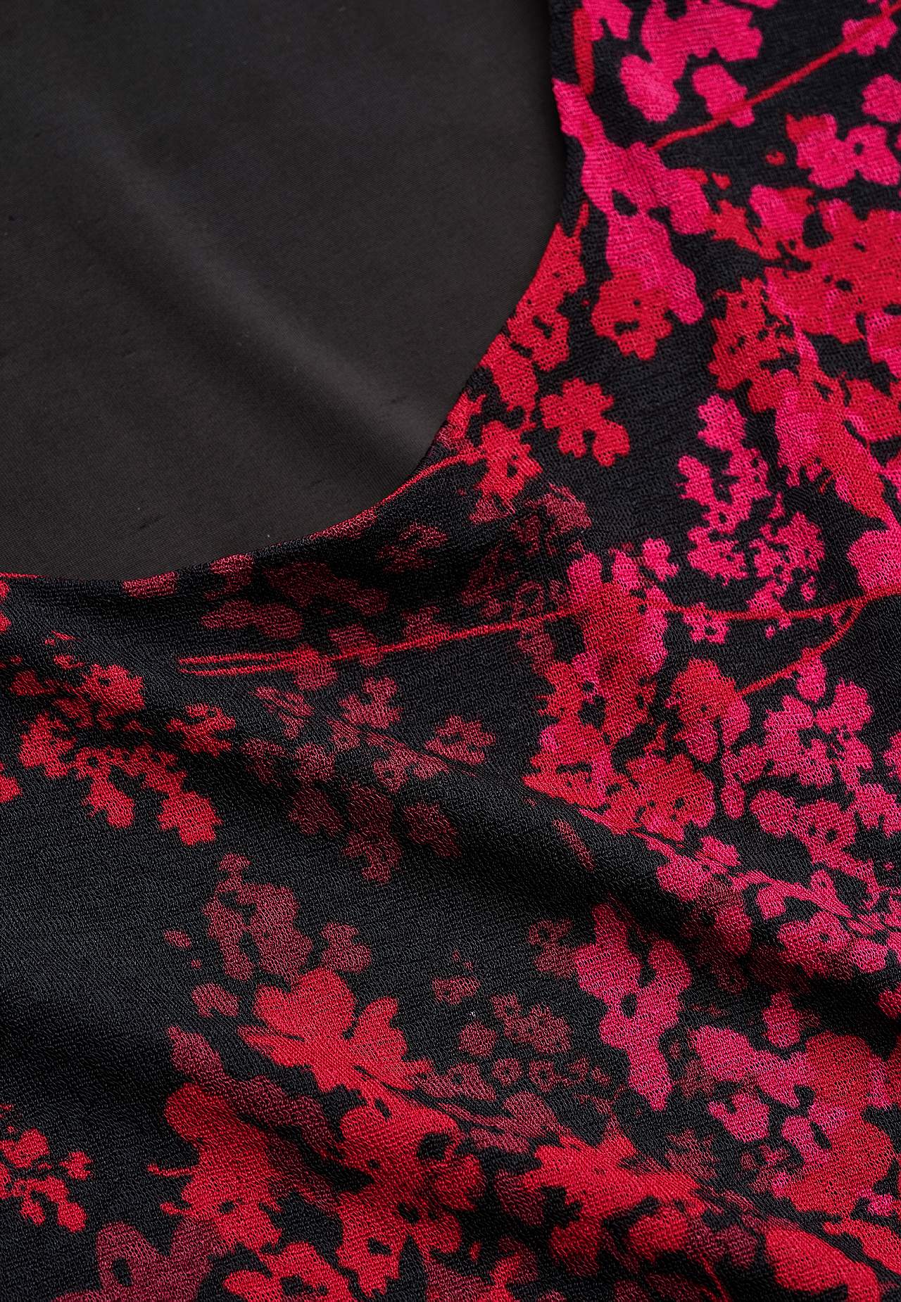 Midikjole med et blomstermønster