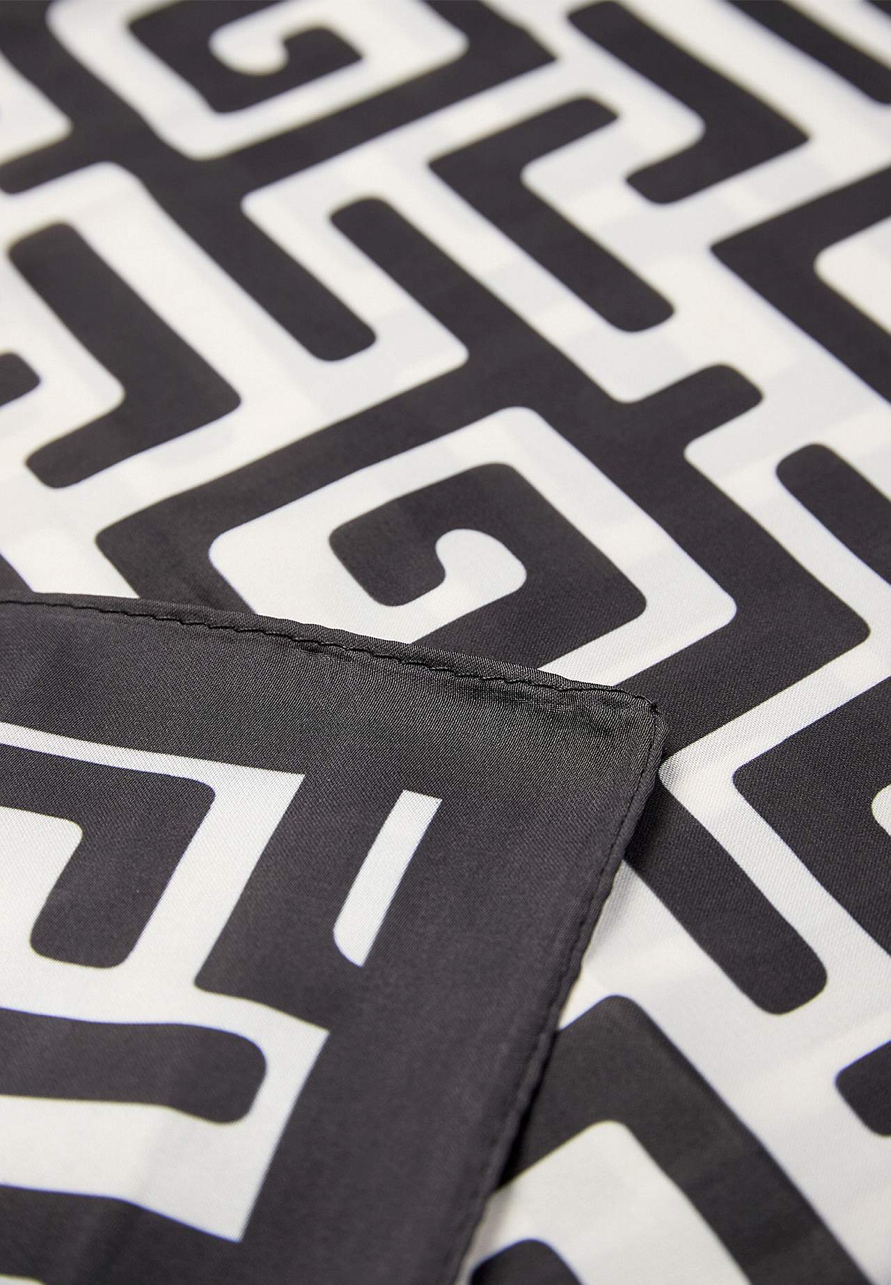 Skjerf i mønstret sateng