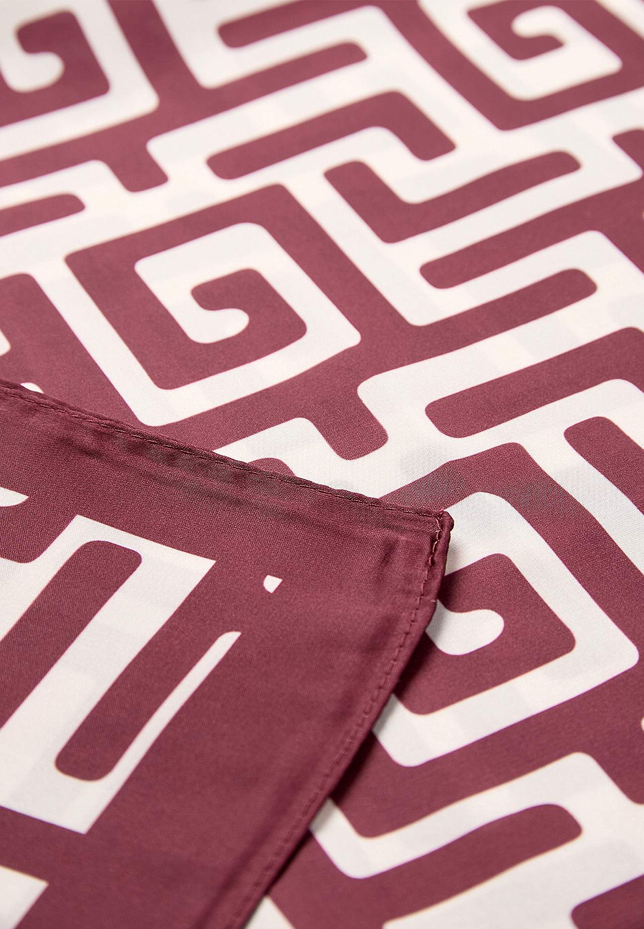 Skjerf i mønstret sateng