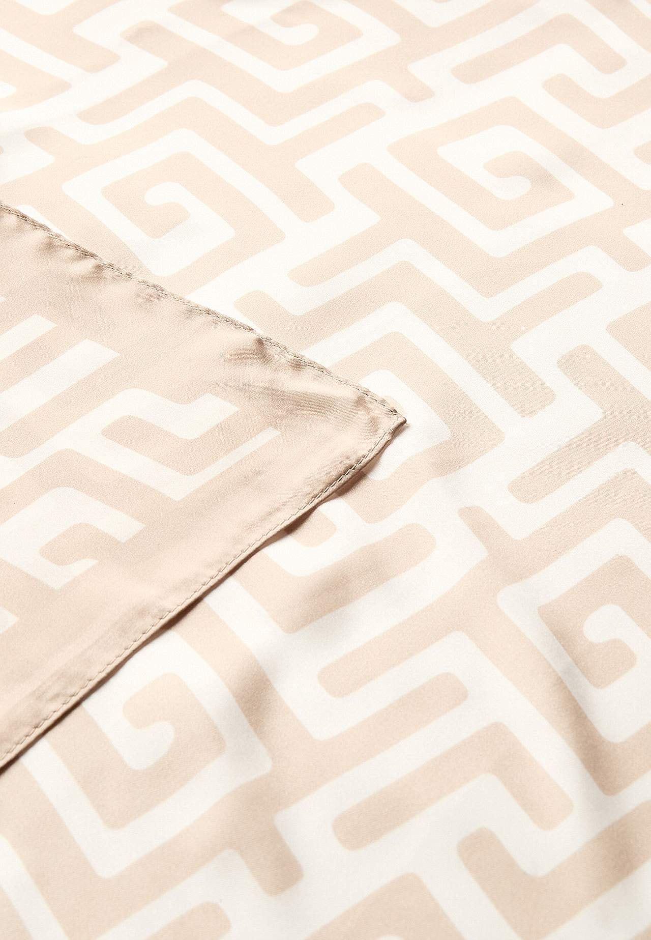 Skjerf i mønstret sateng