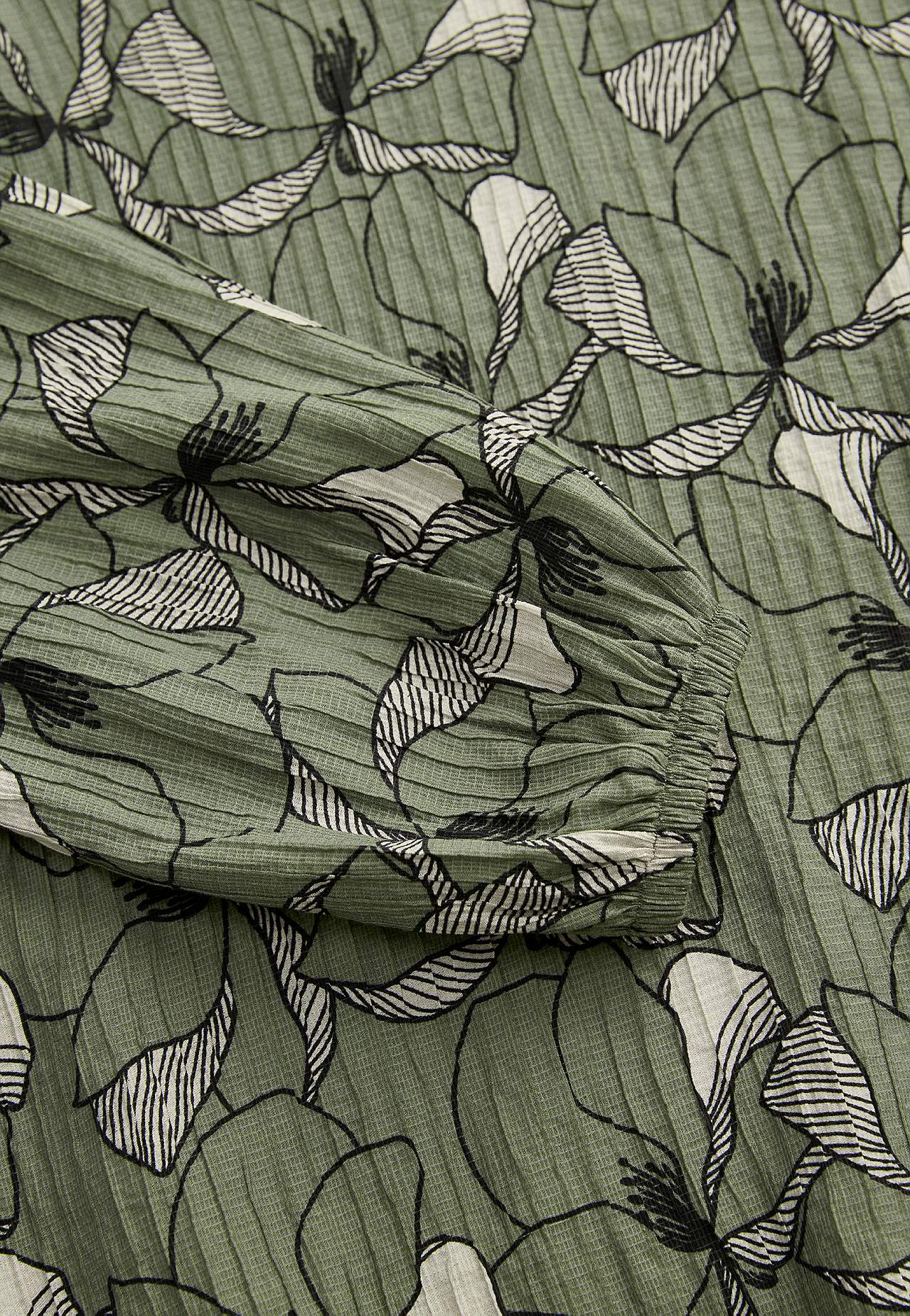 Bluse med et blomstermønster og struktur