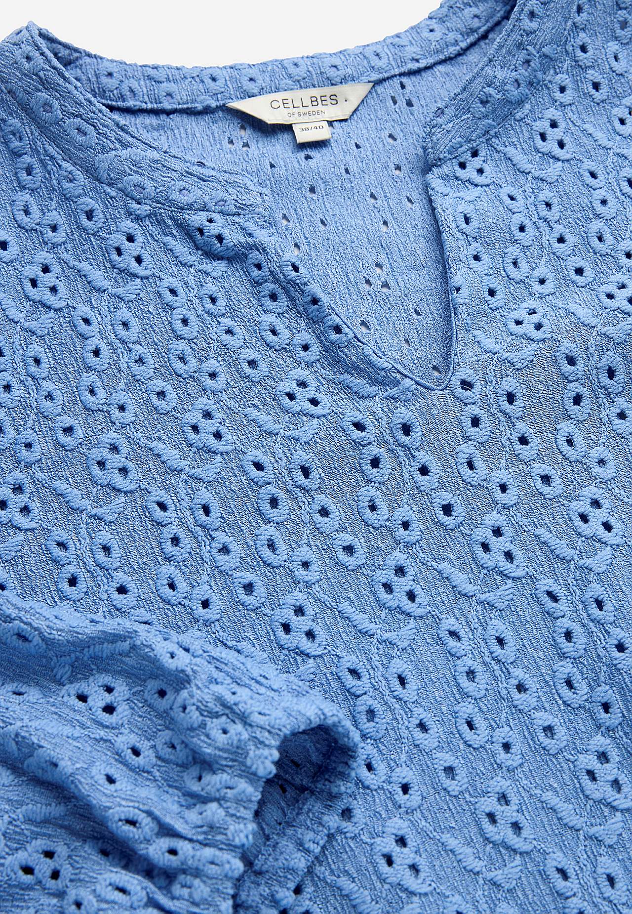 Jerseytopp med brodert hullmønster