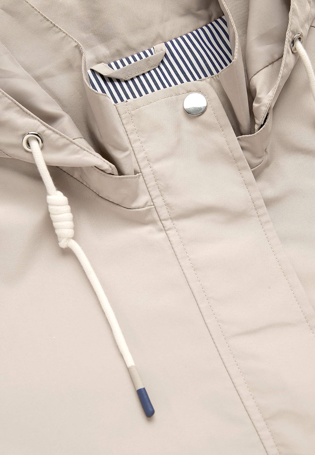 Fôret jakke med avtakbar hette