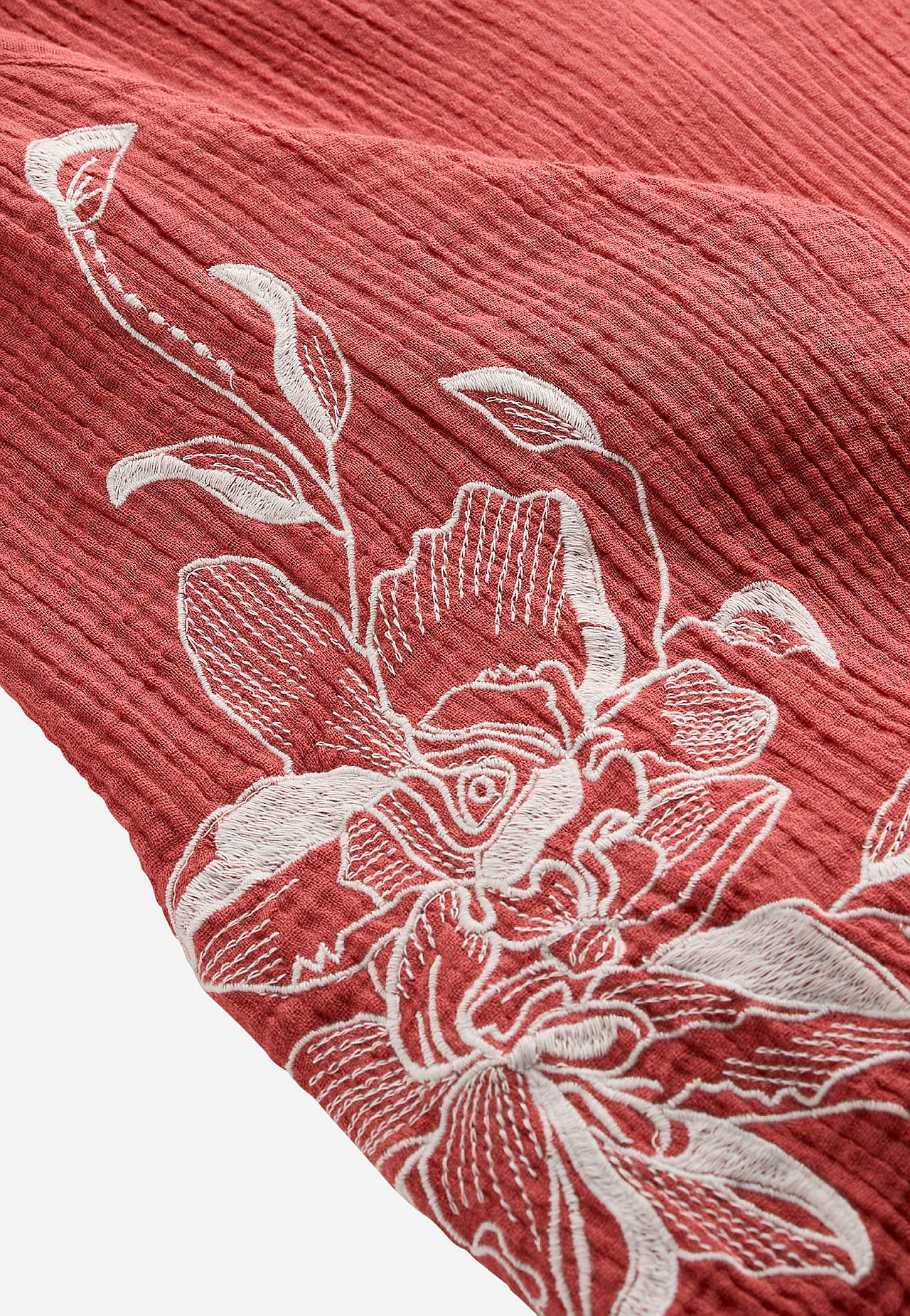 Kjole i rynket bomull med broderi