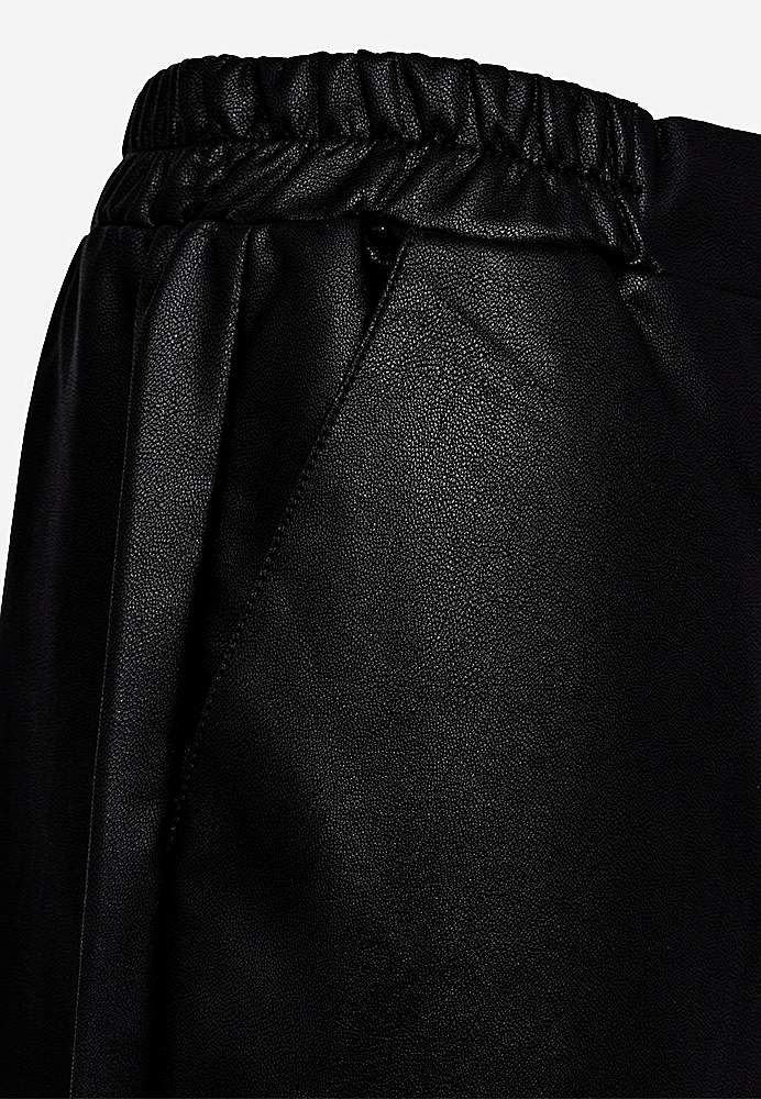 Bukse i PU med lommer