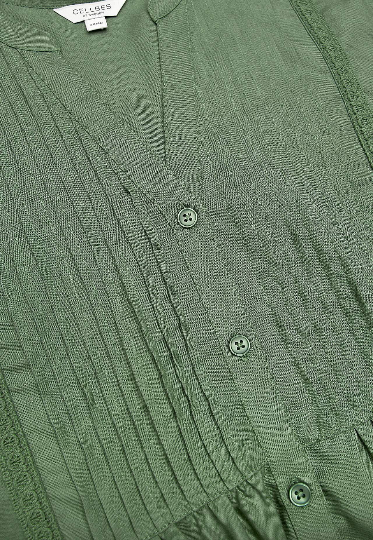 Vevet tunika med blondekanter