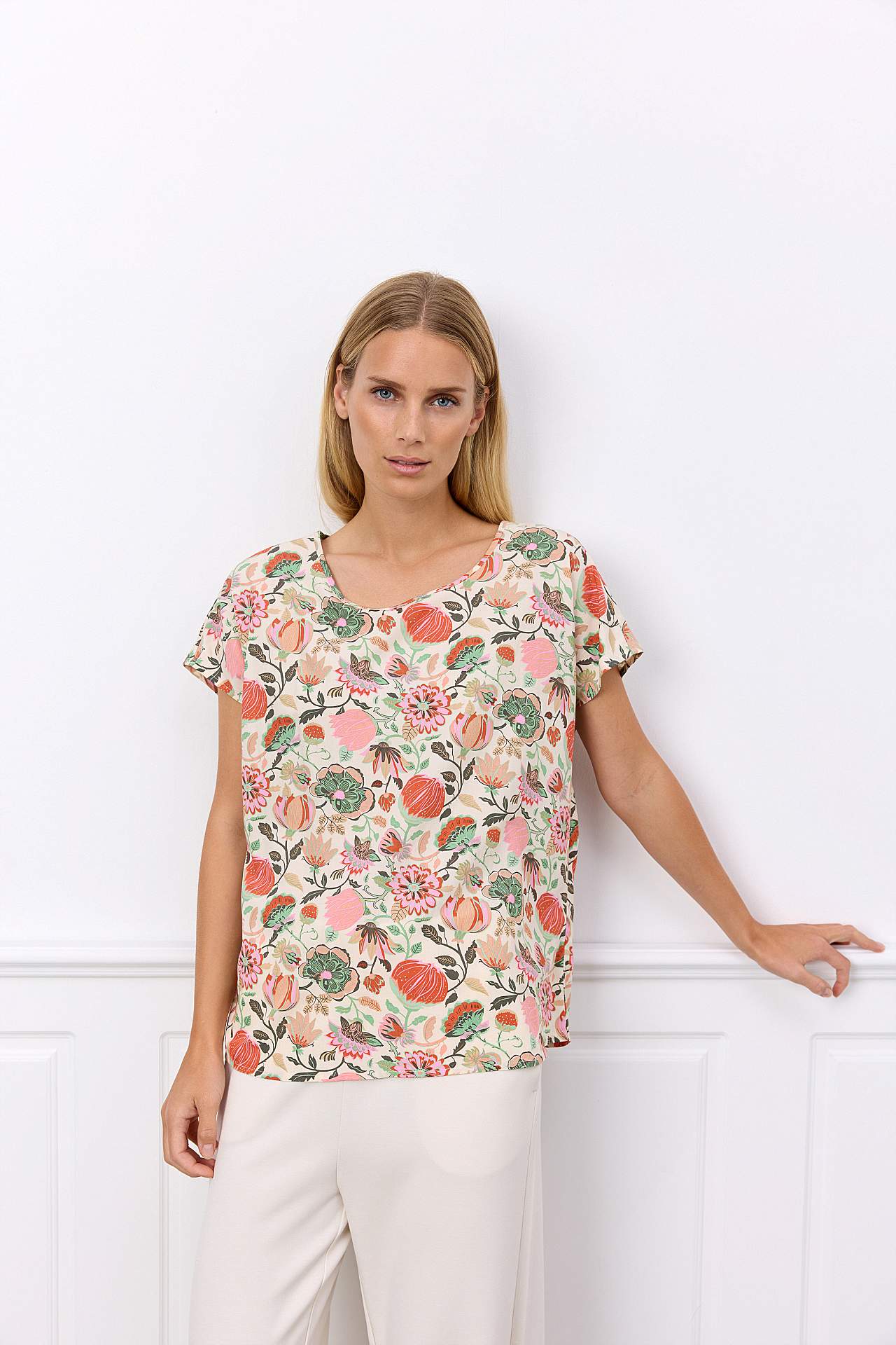 Bluse med kort erme og et blomstermønster