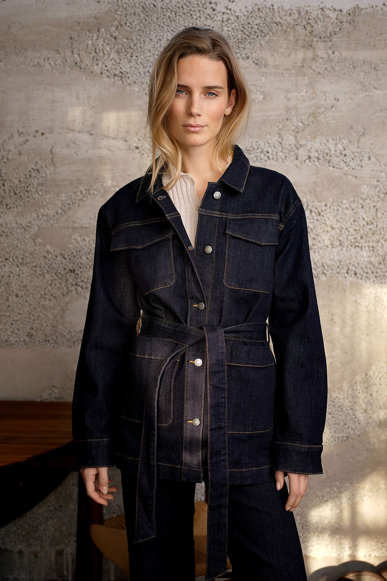 Lang denimjakke med knytebånd