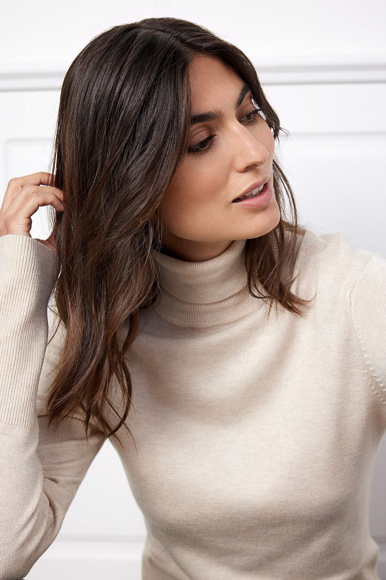 Finstrikket genser med høy pologenser