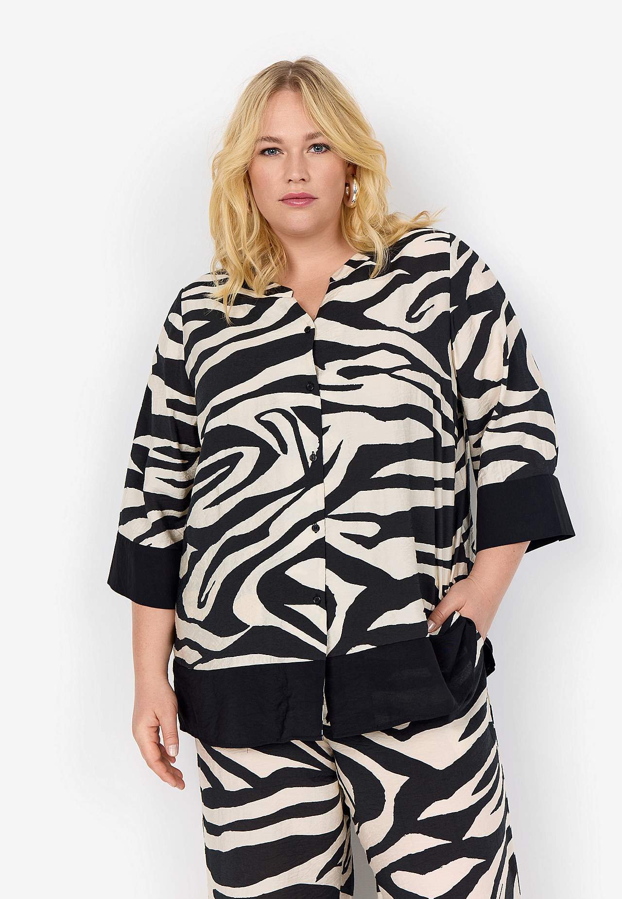Bluse med zebramønster