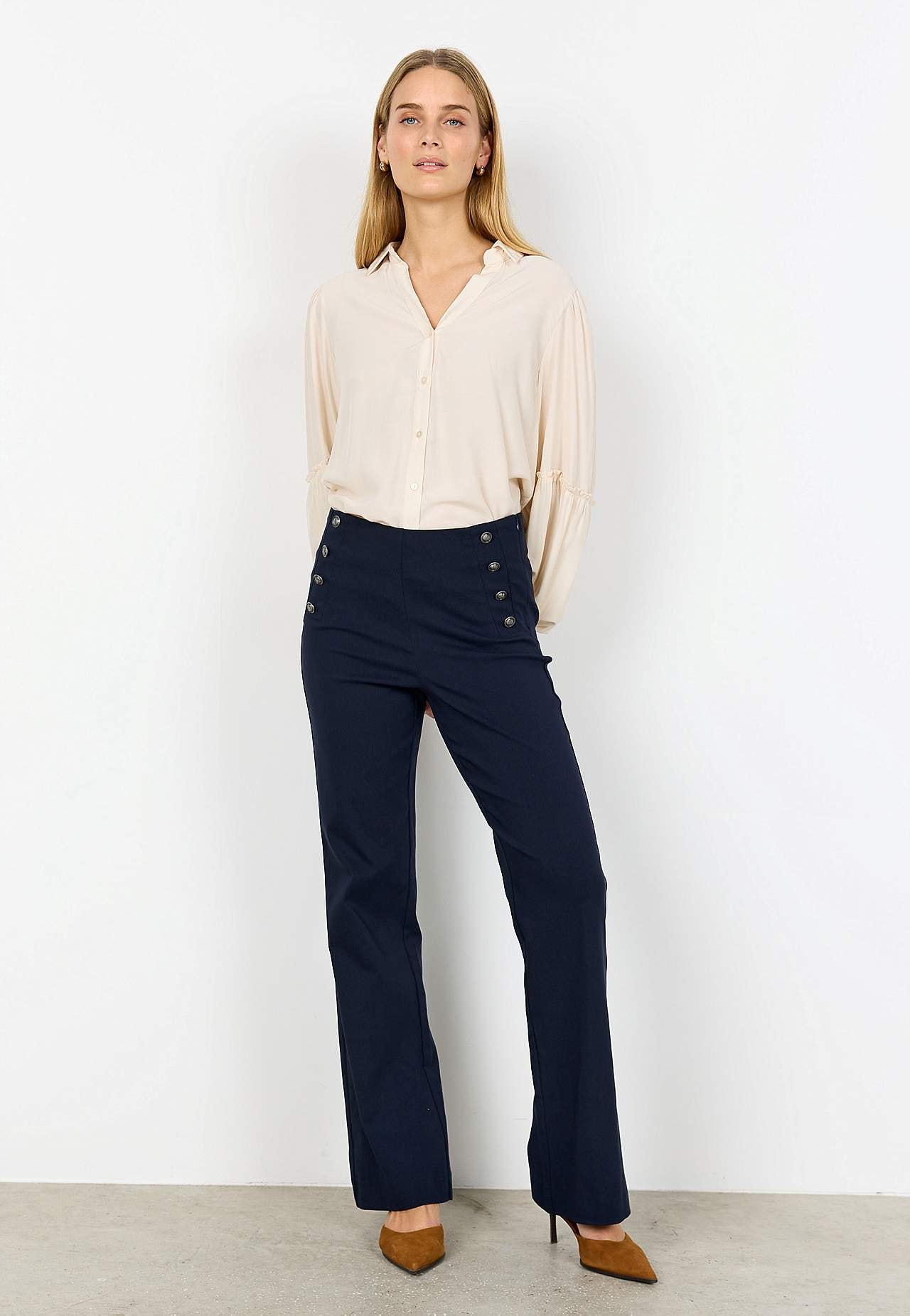 Bukse i bengalin med dekorative knapper