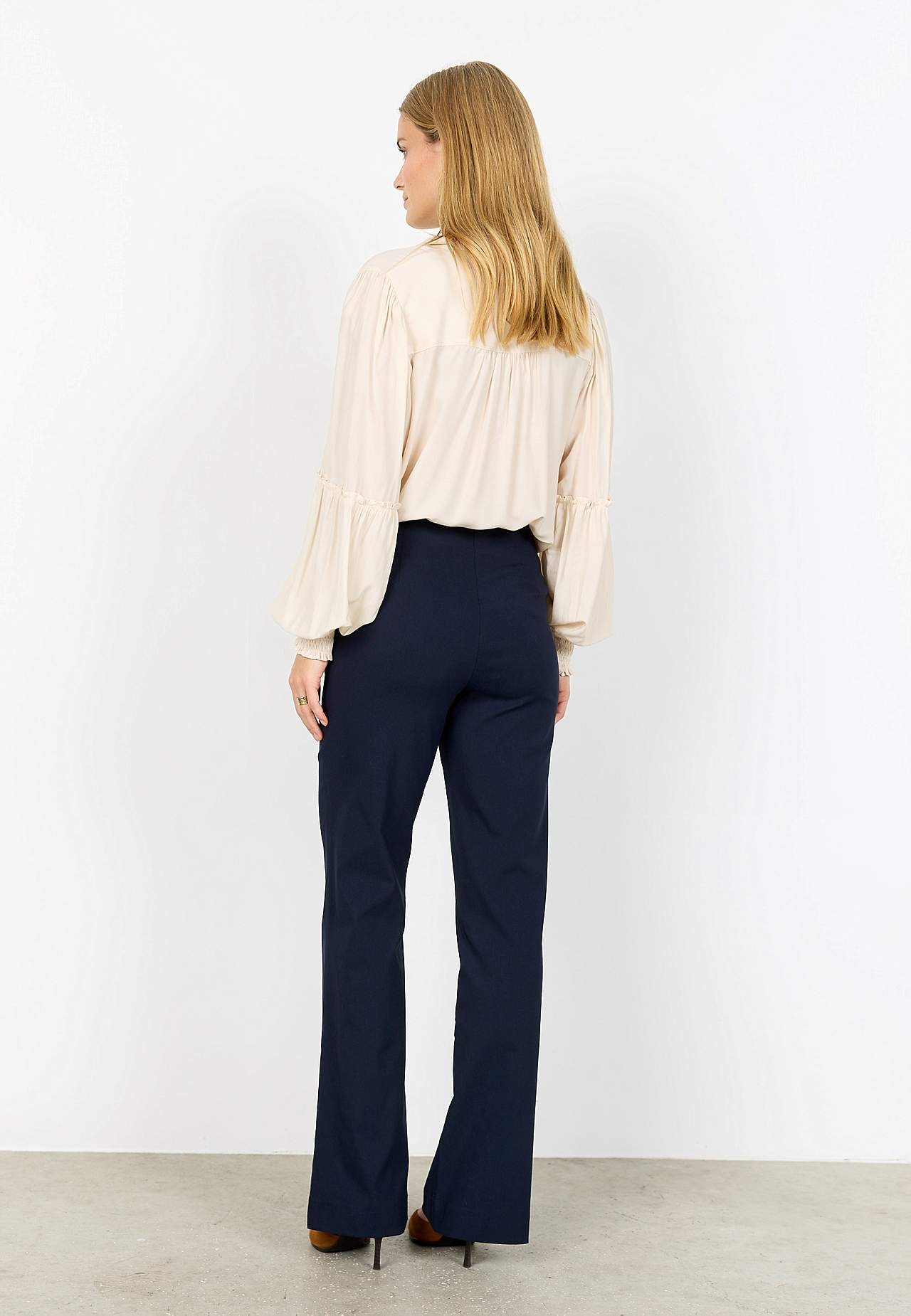 Bukse i bengalin med dekorative knapper