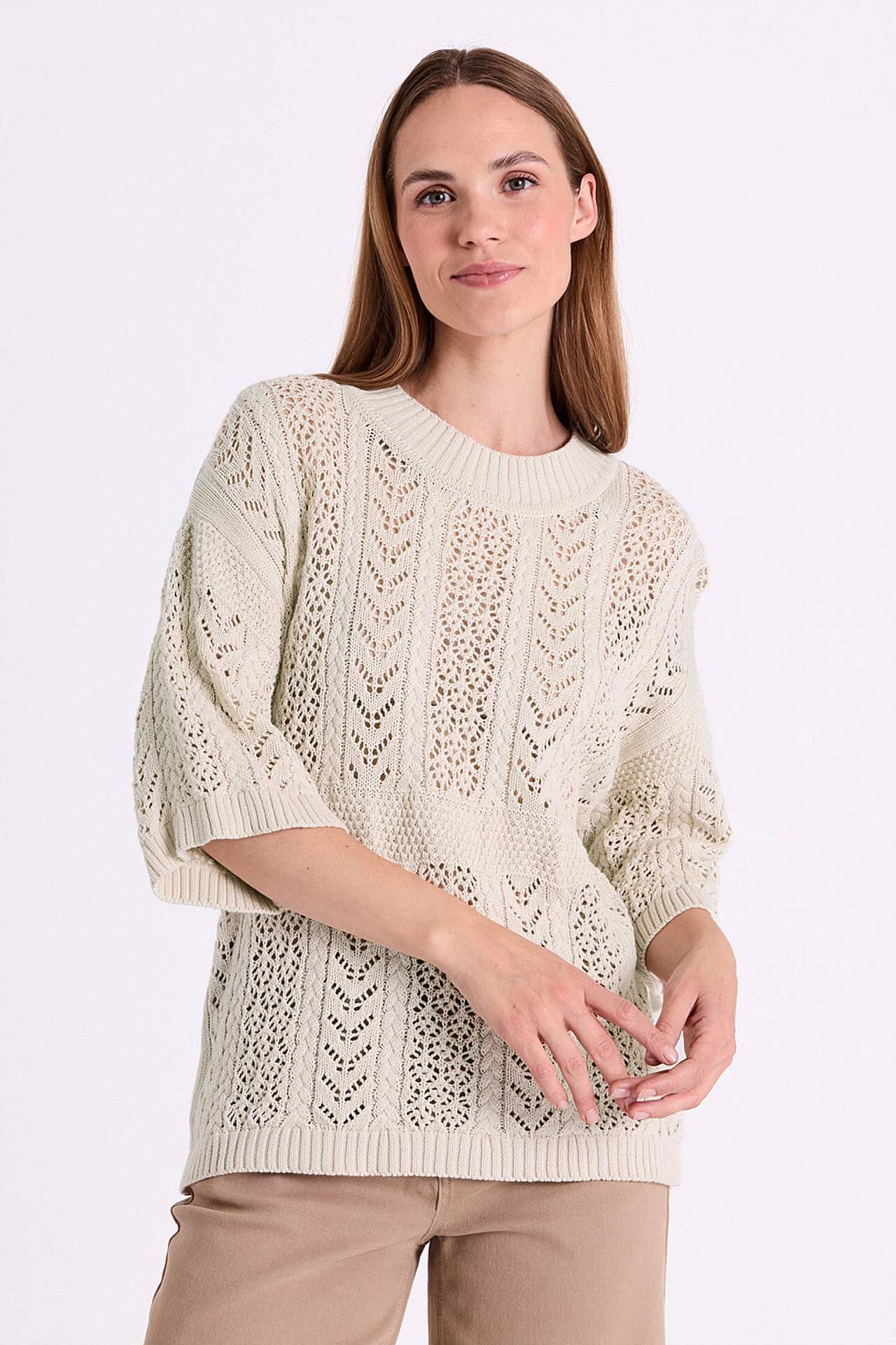 Strikket genser med hullmønster