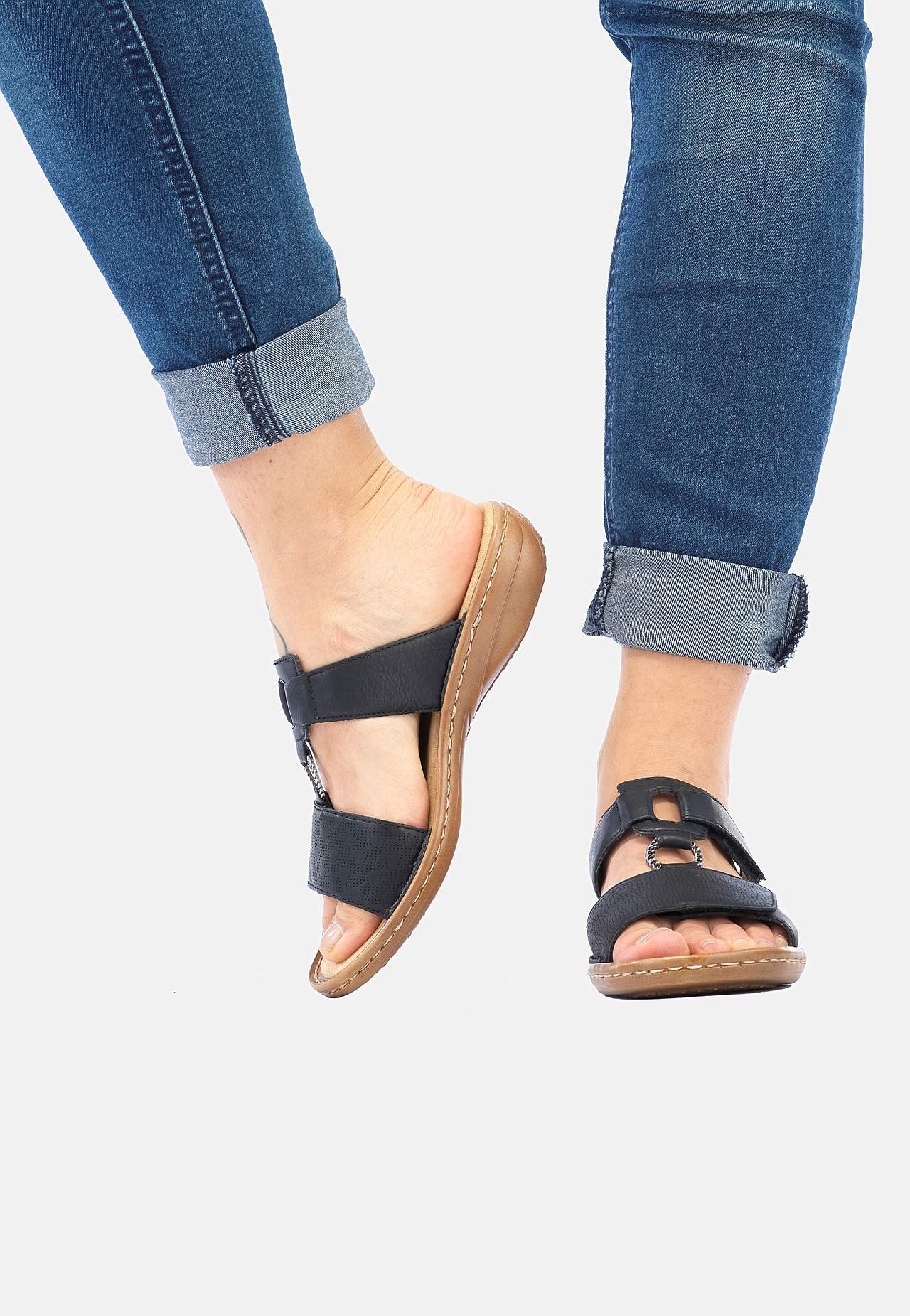 Skinnsandal med justerbare stropper og en slip on