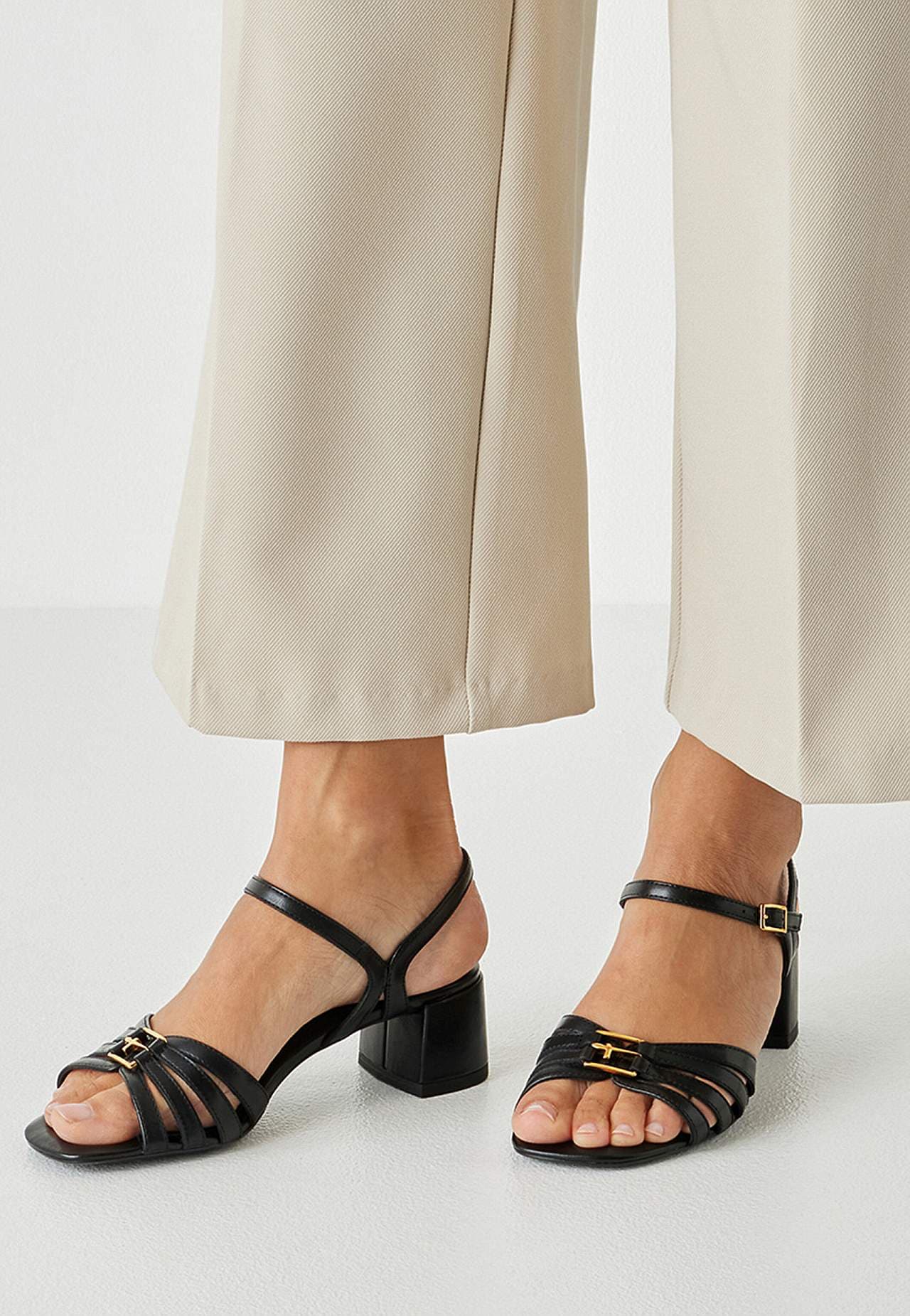 Skinnsandalette med metalldetaljer