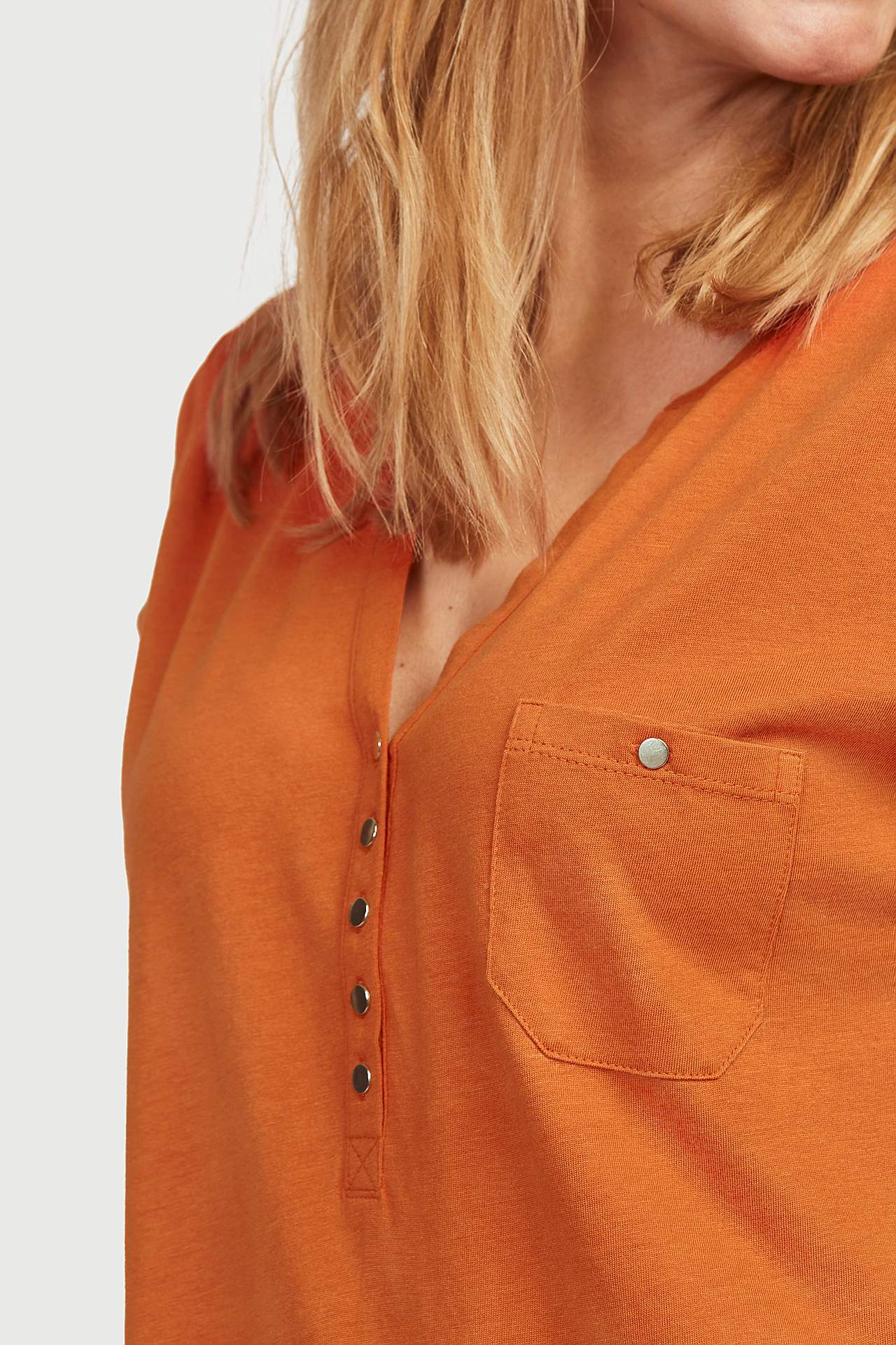 Jerseytunika med metalliske knapper