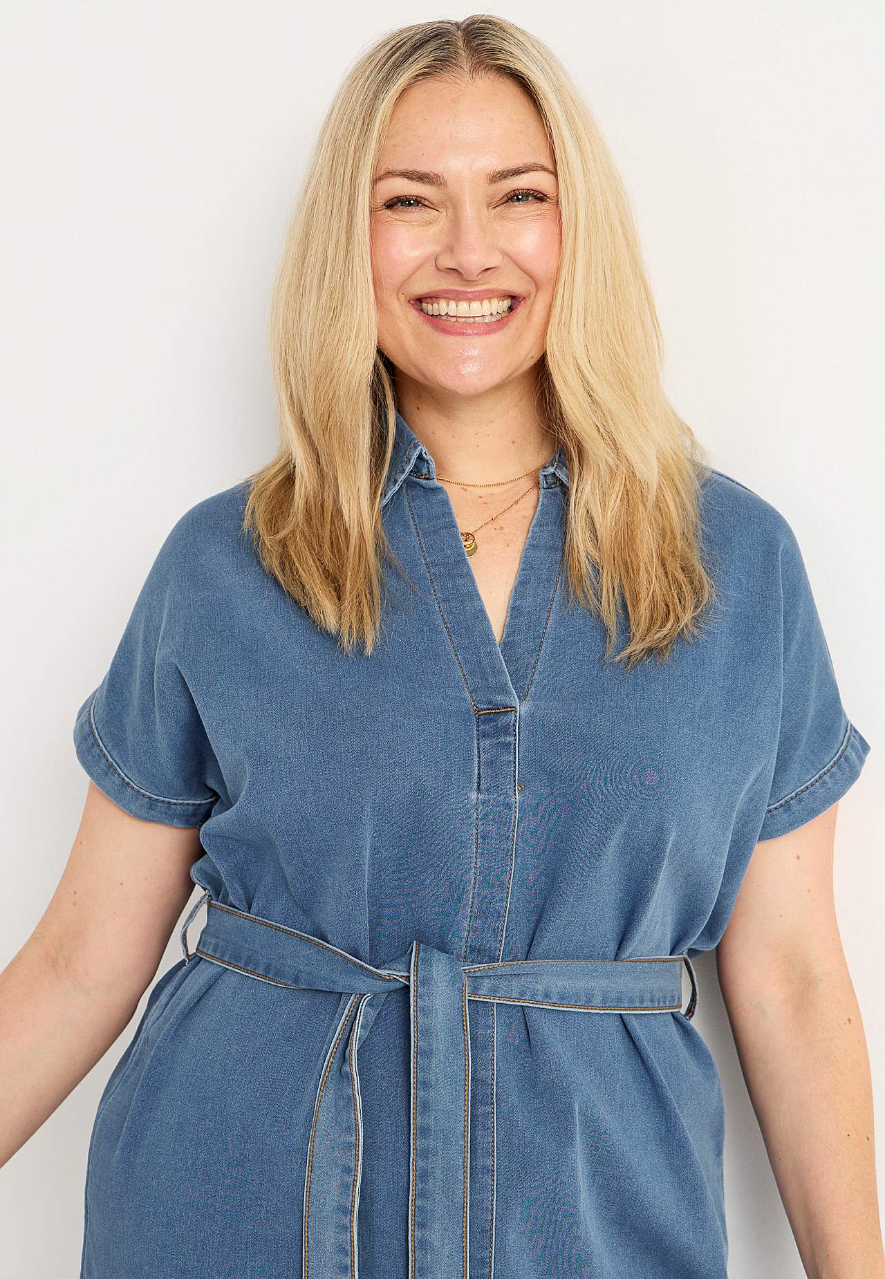 Kort denimkjole med knytbelte