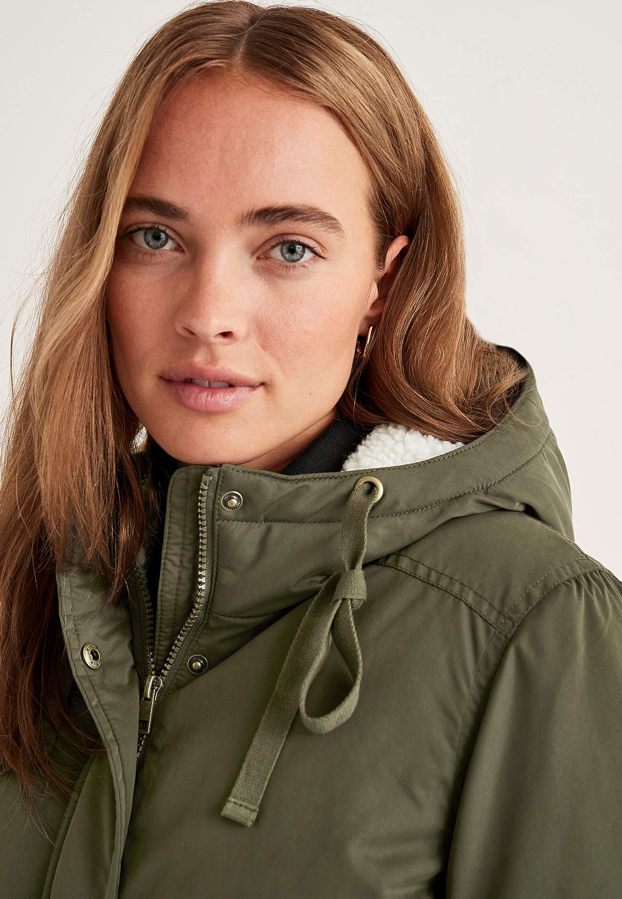 Parkas med fôret med lo hette