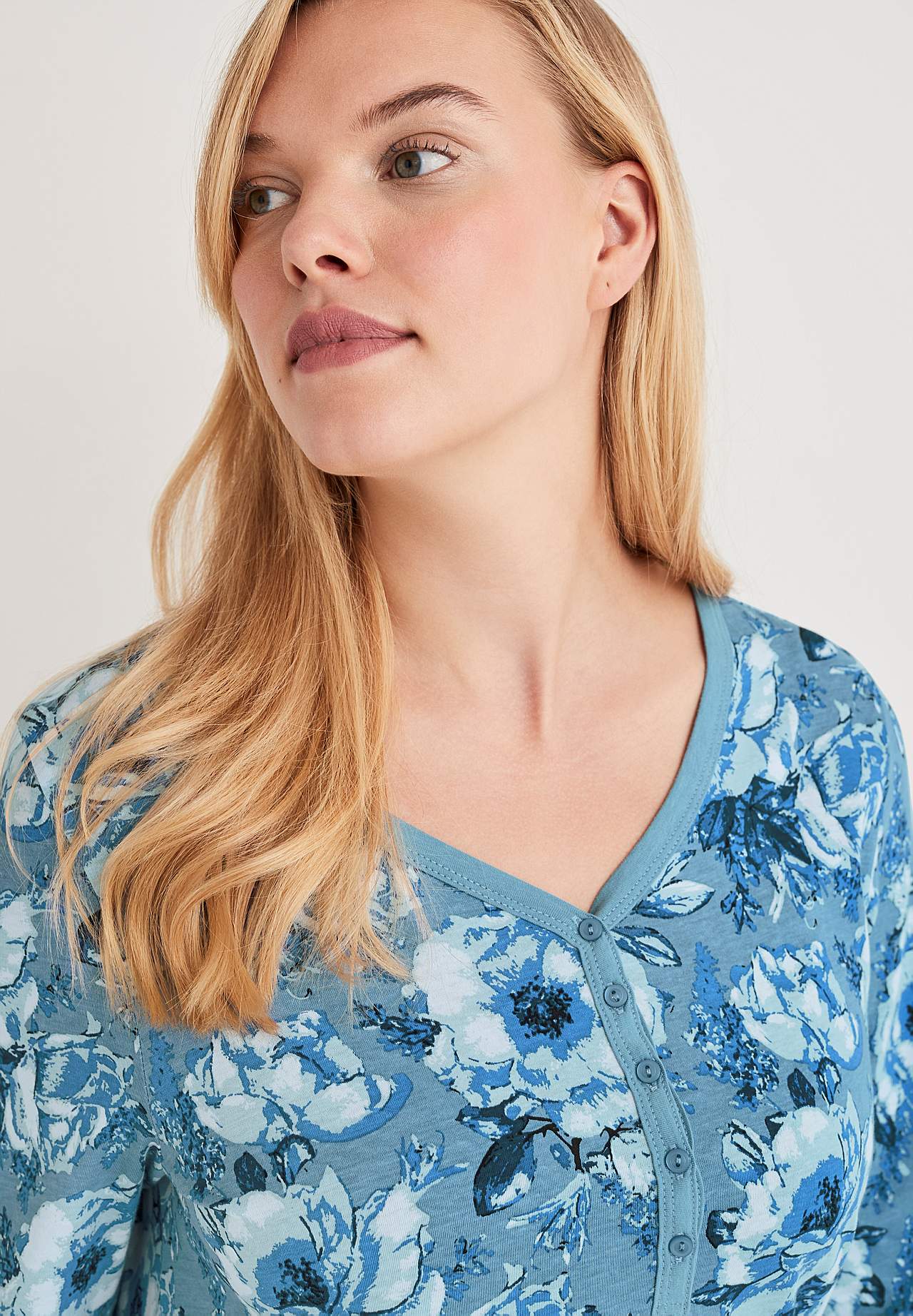 Nattkjole med et blomstermønster