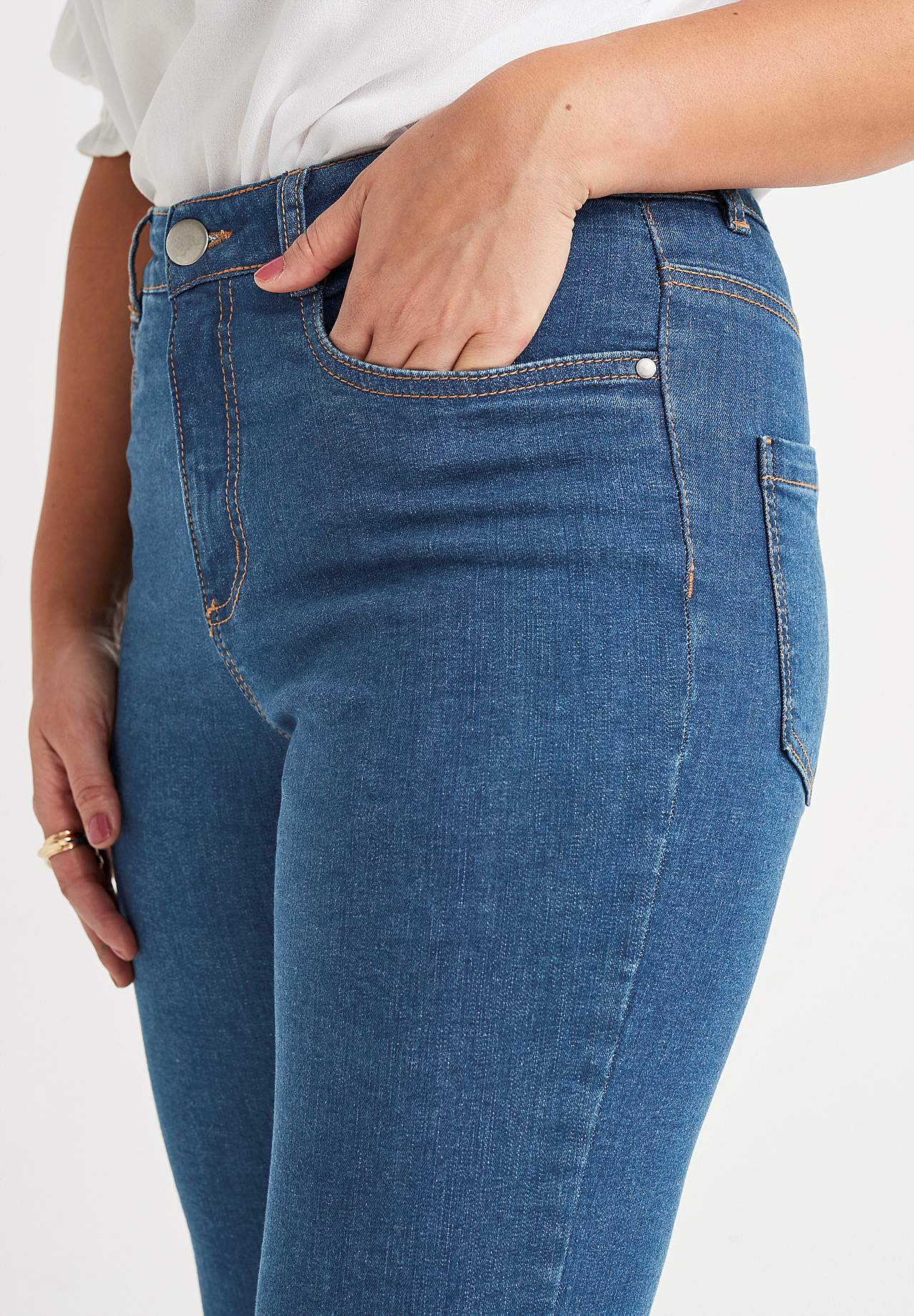 Litt utsvingede jeans Nikita