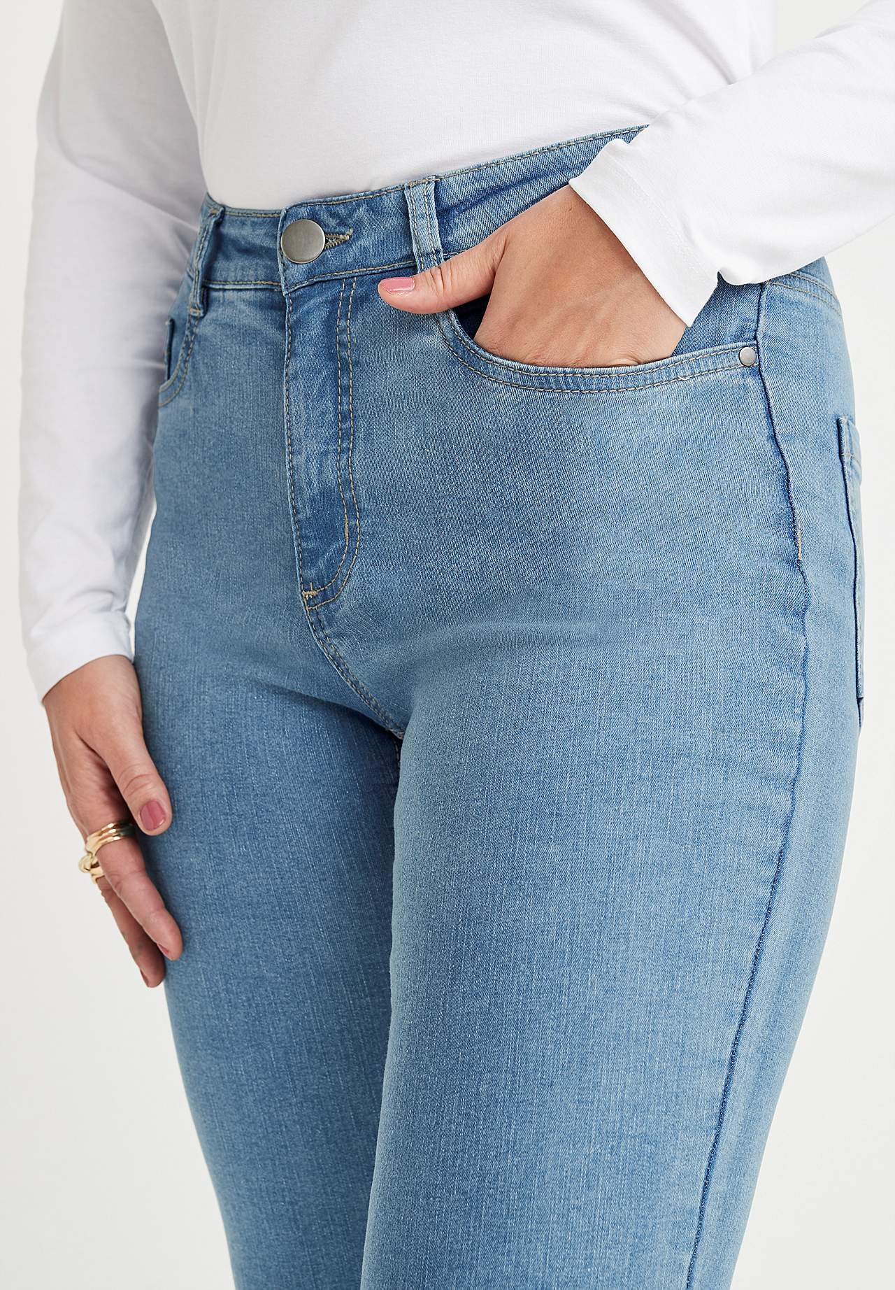 Litt utsvingede jeans Nikita
