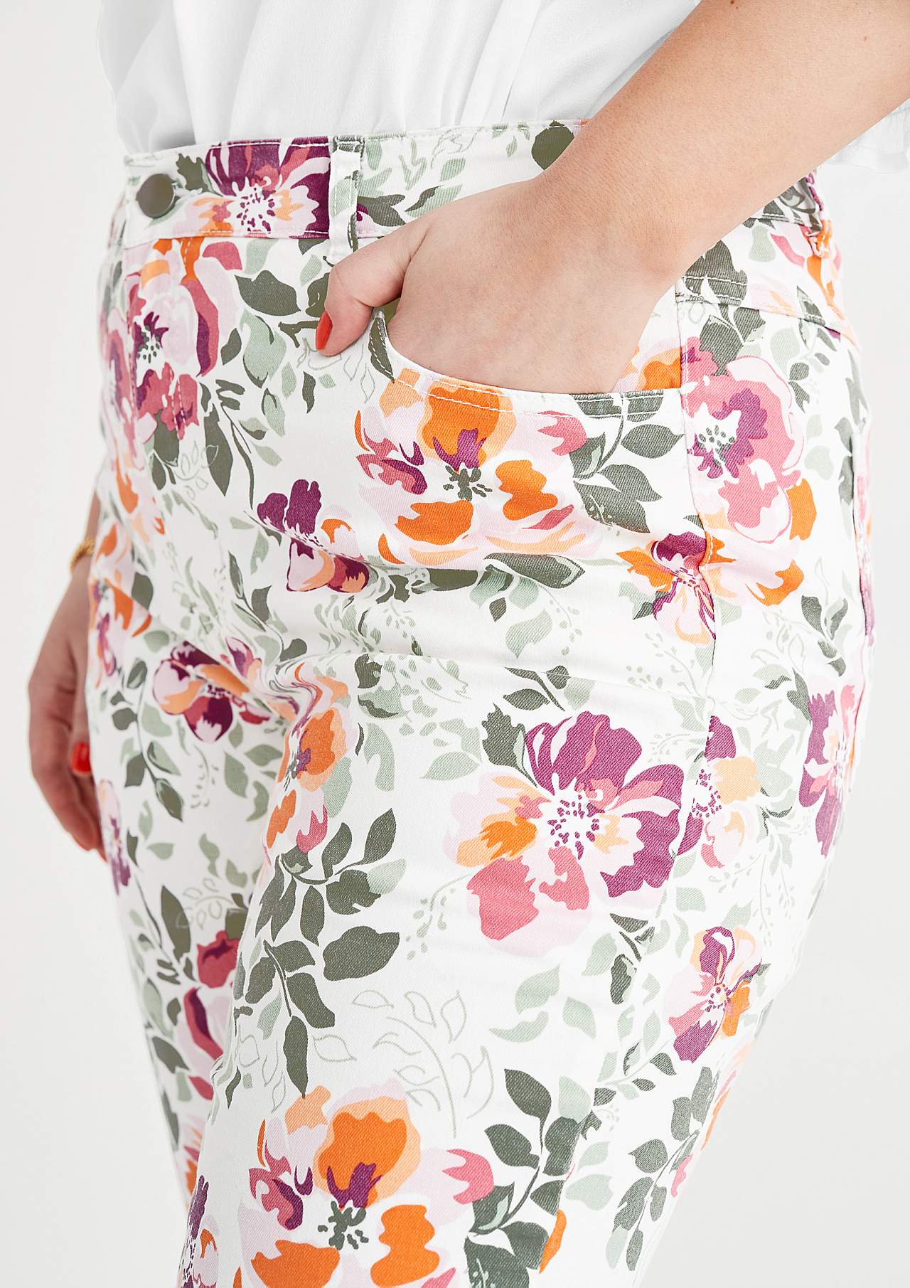 Capribukse med et blomstermønster