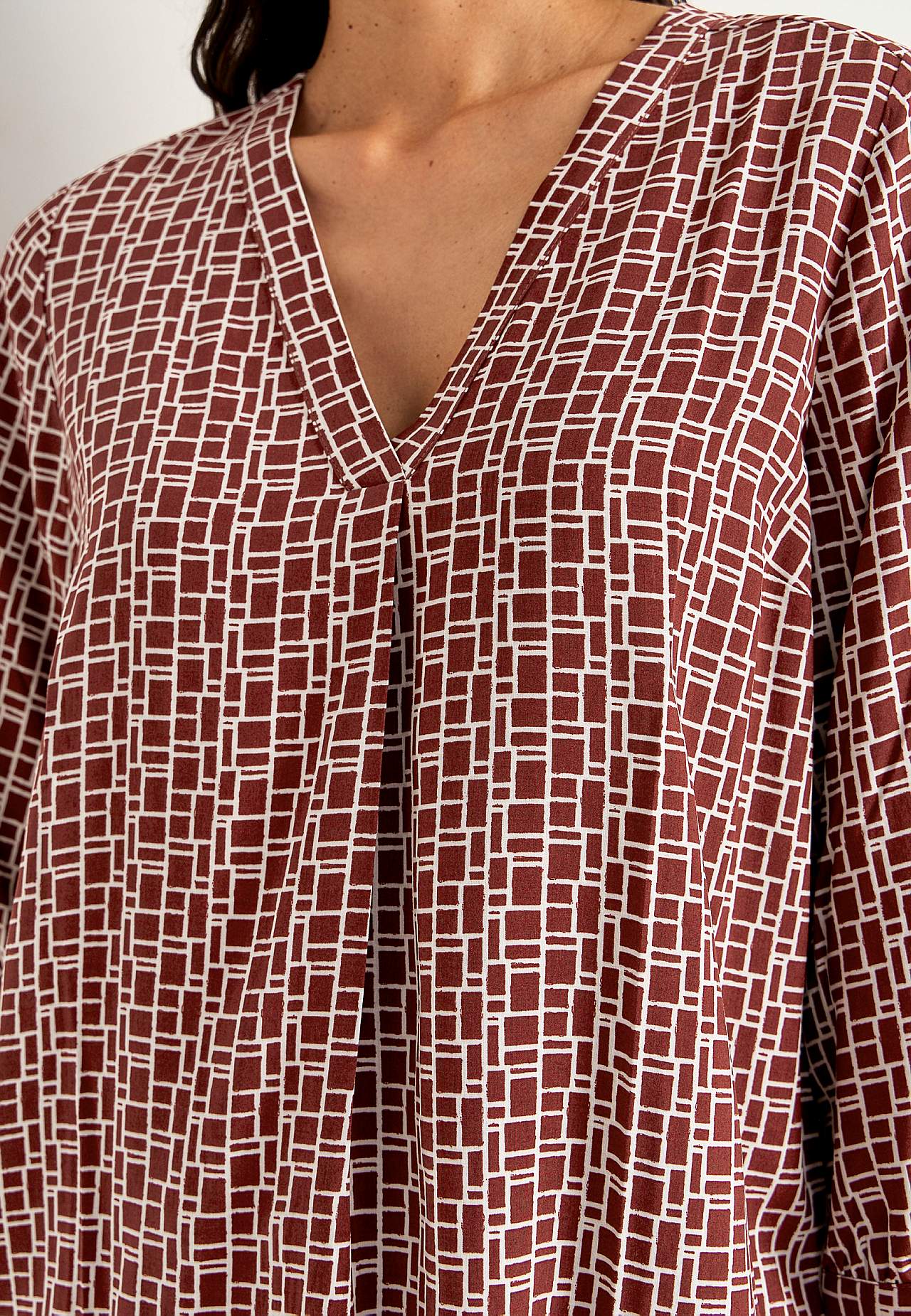 V-halset, vevet bluse