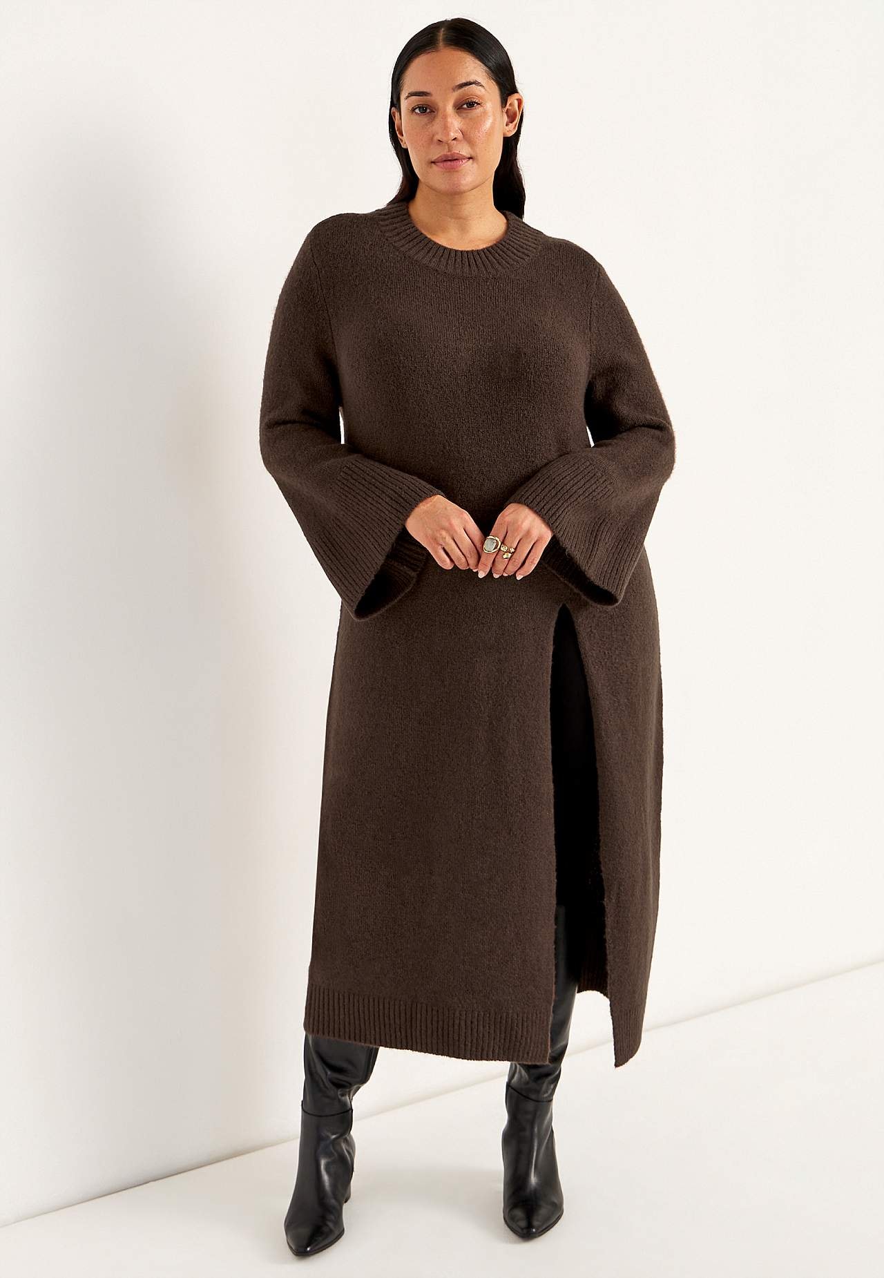 Strikket kjole med høy splitt