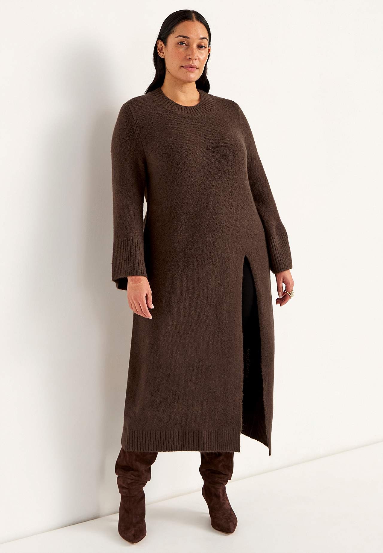 Strikket kjole med høy splitt