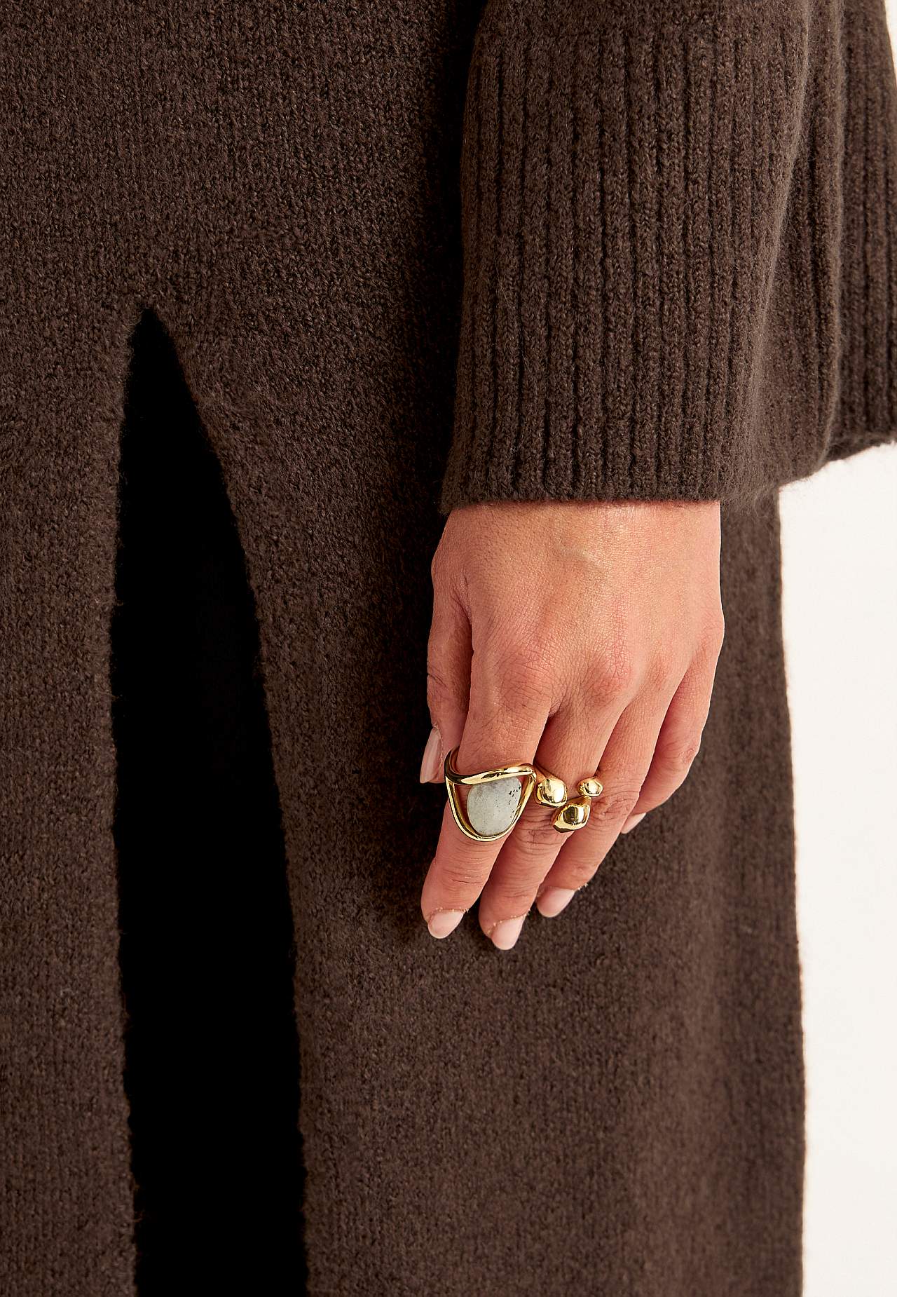 Strikket kjole med høy splitt