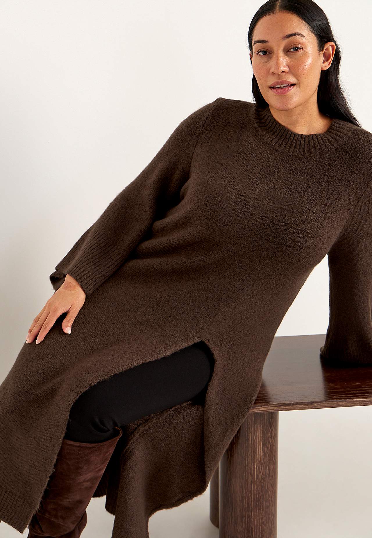 Strikket kjole med høy splitt