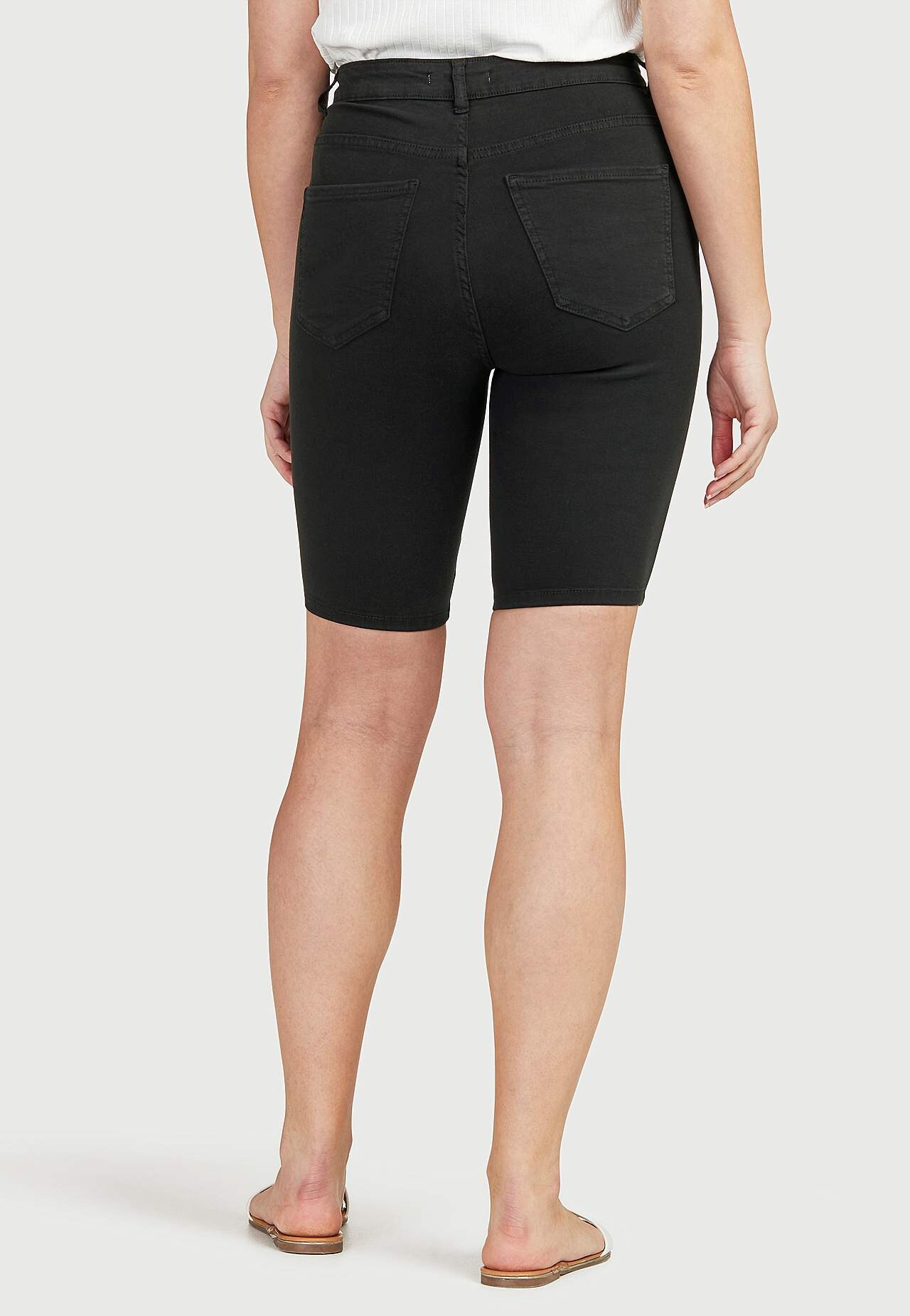 Stretchy jeans-shorts med langt bein