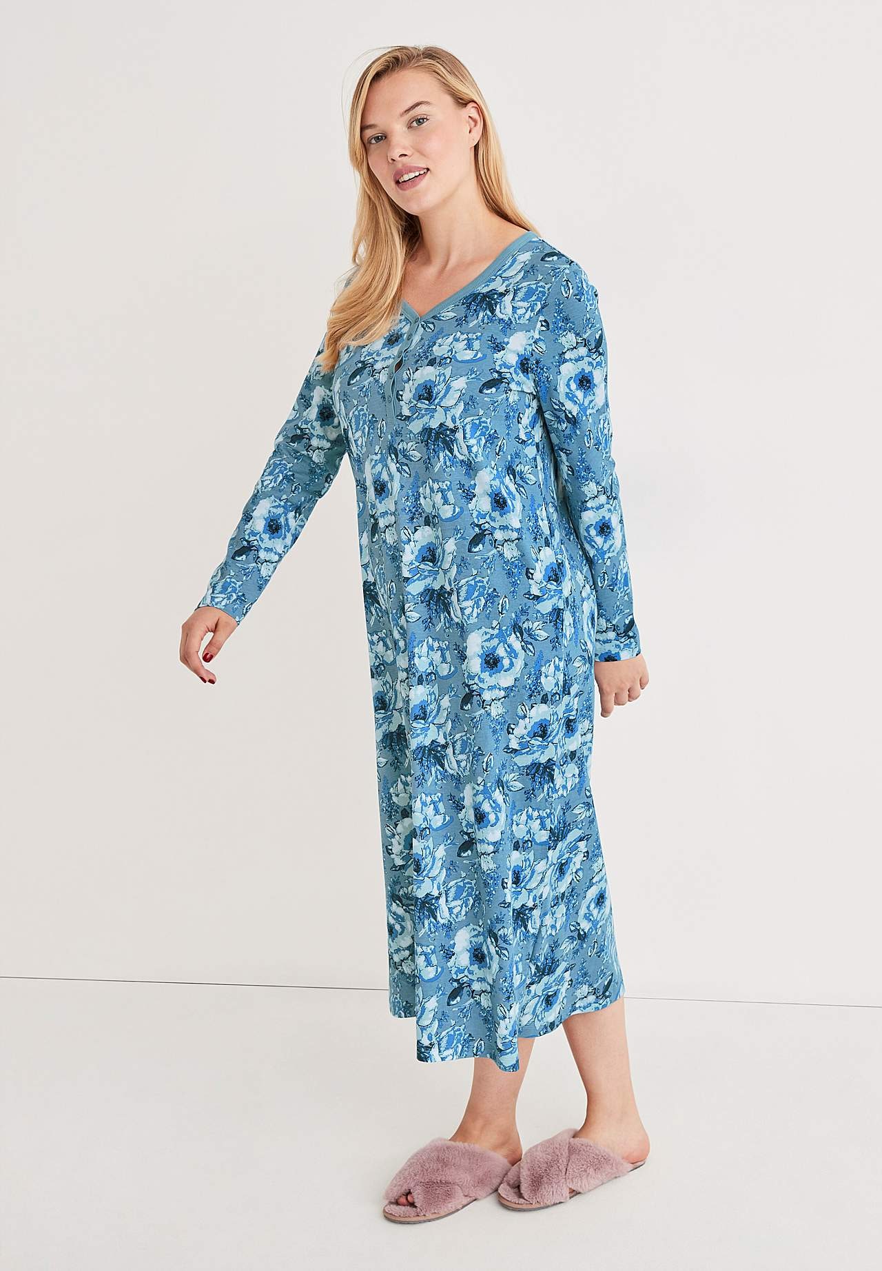 Nattkjole med et blomstermønster