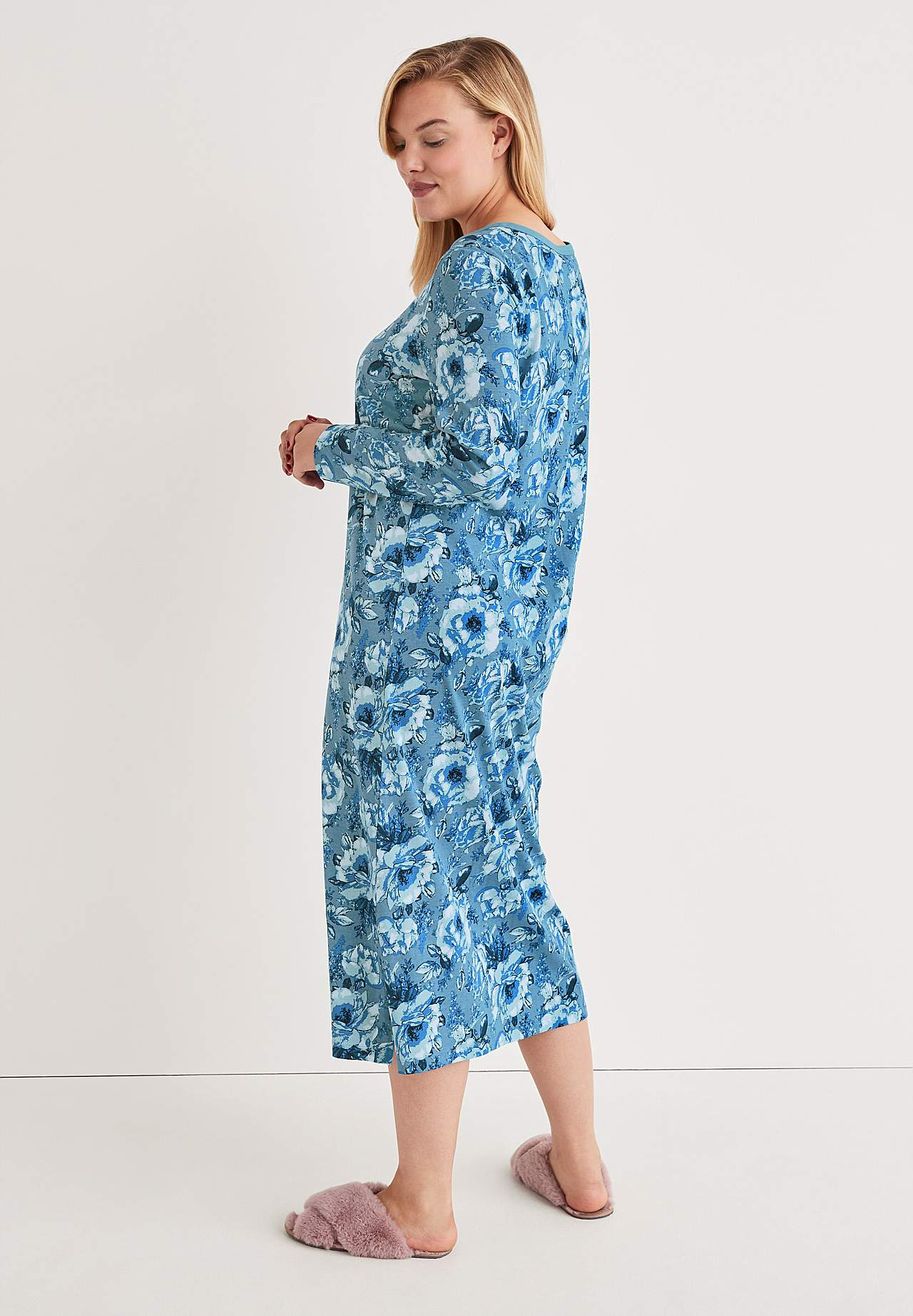 Nattkjole med et blomstermønster