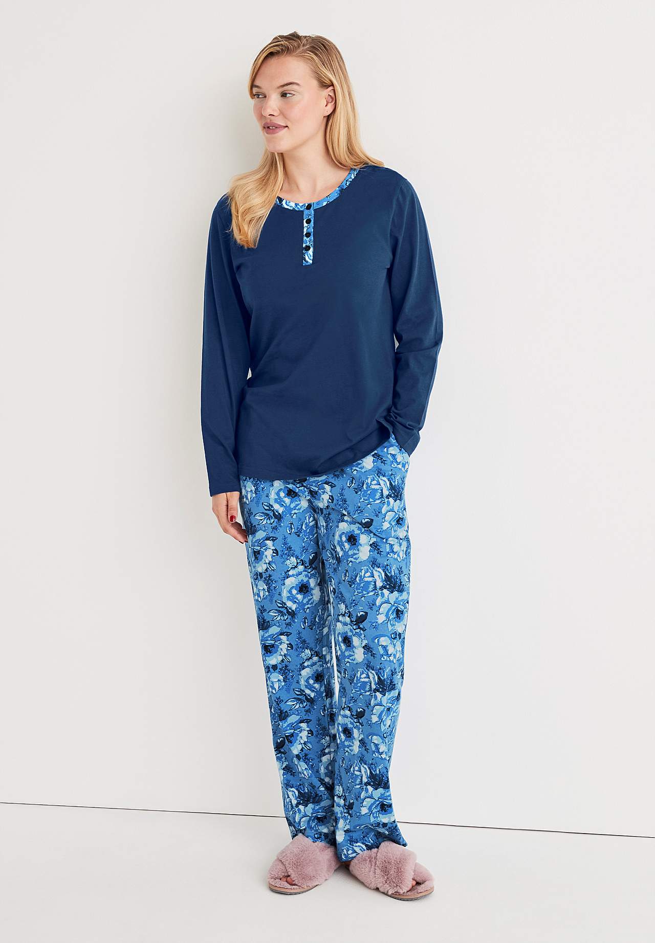 Pyjamas med et blomstermønster