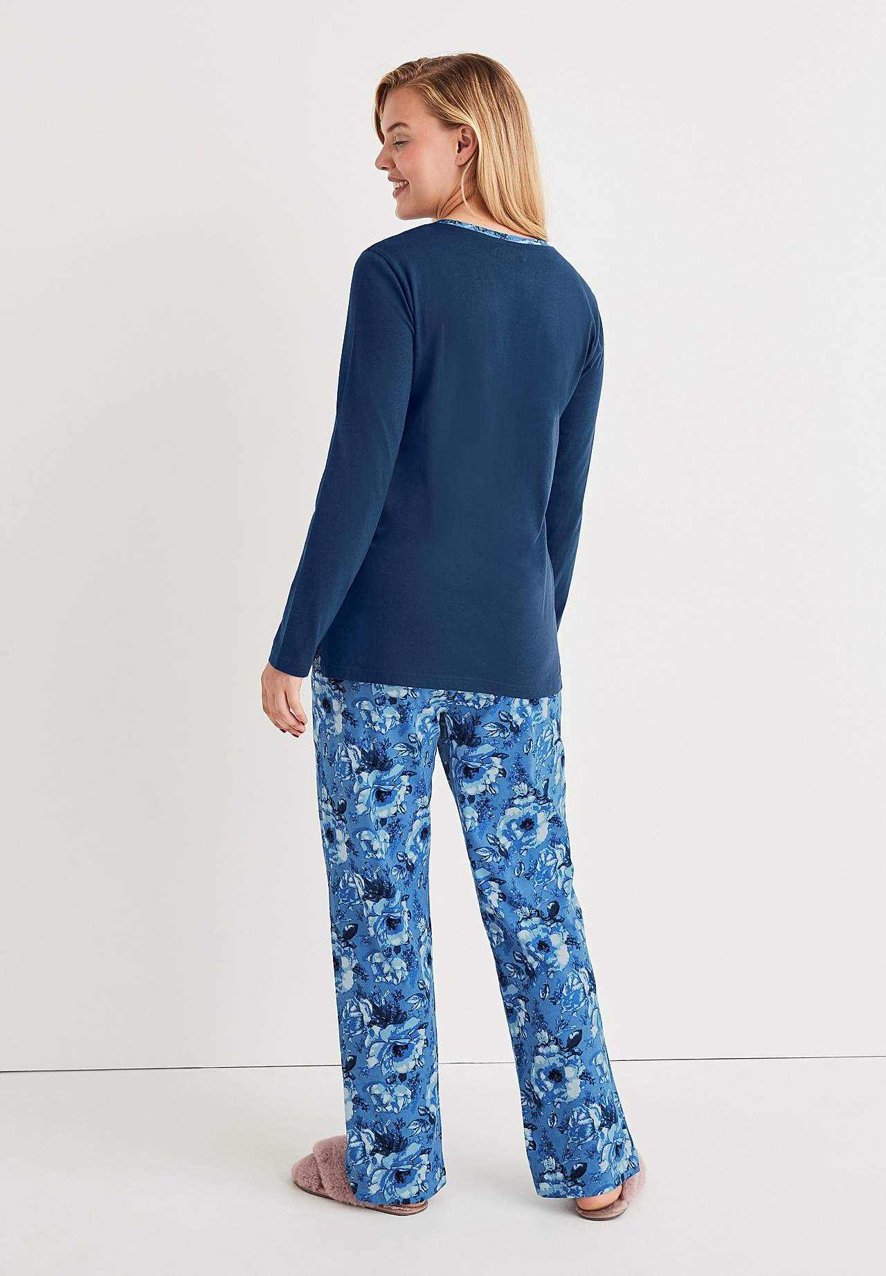Pyjamas med et blomstermønster