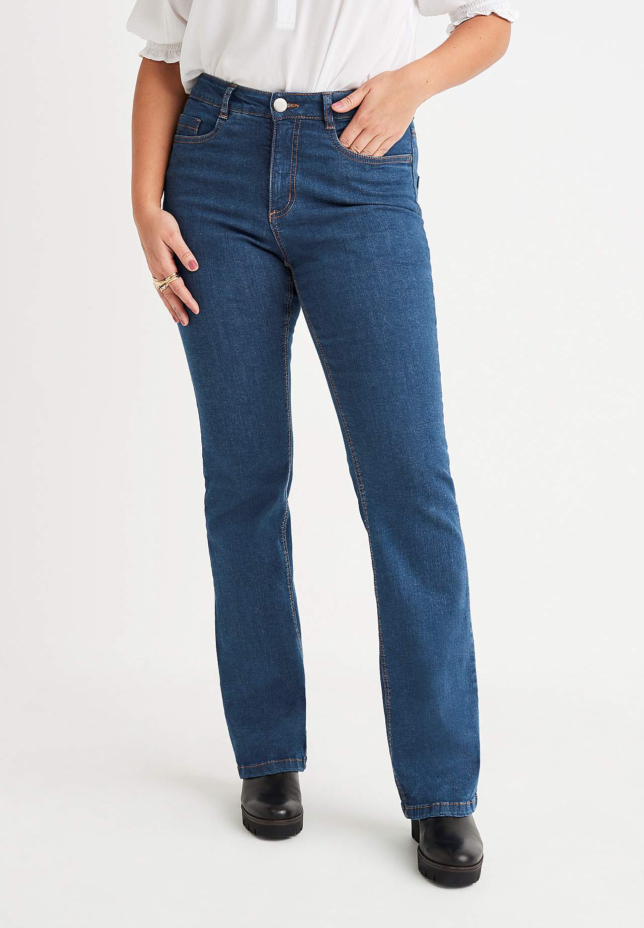 Litt utsvingede jeans Nikita