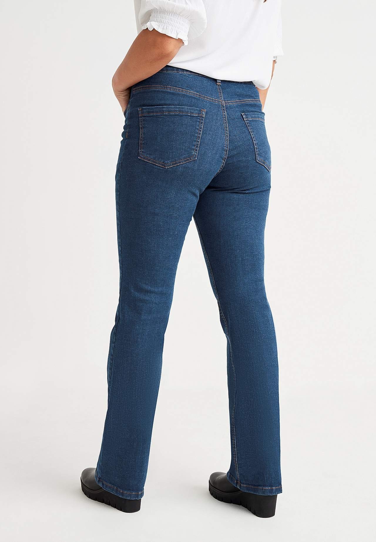Litt utsvingede jeans Nikita