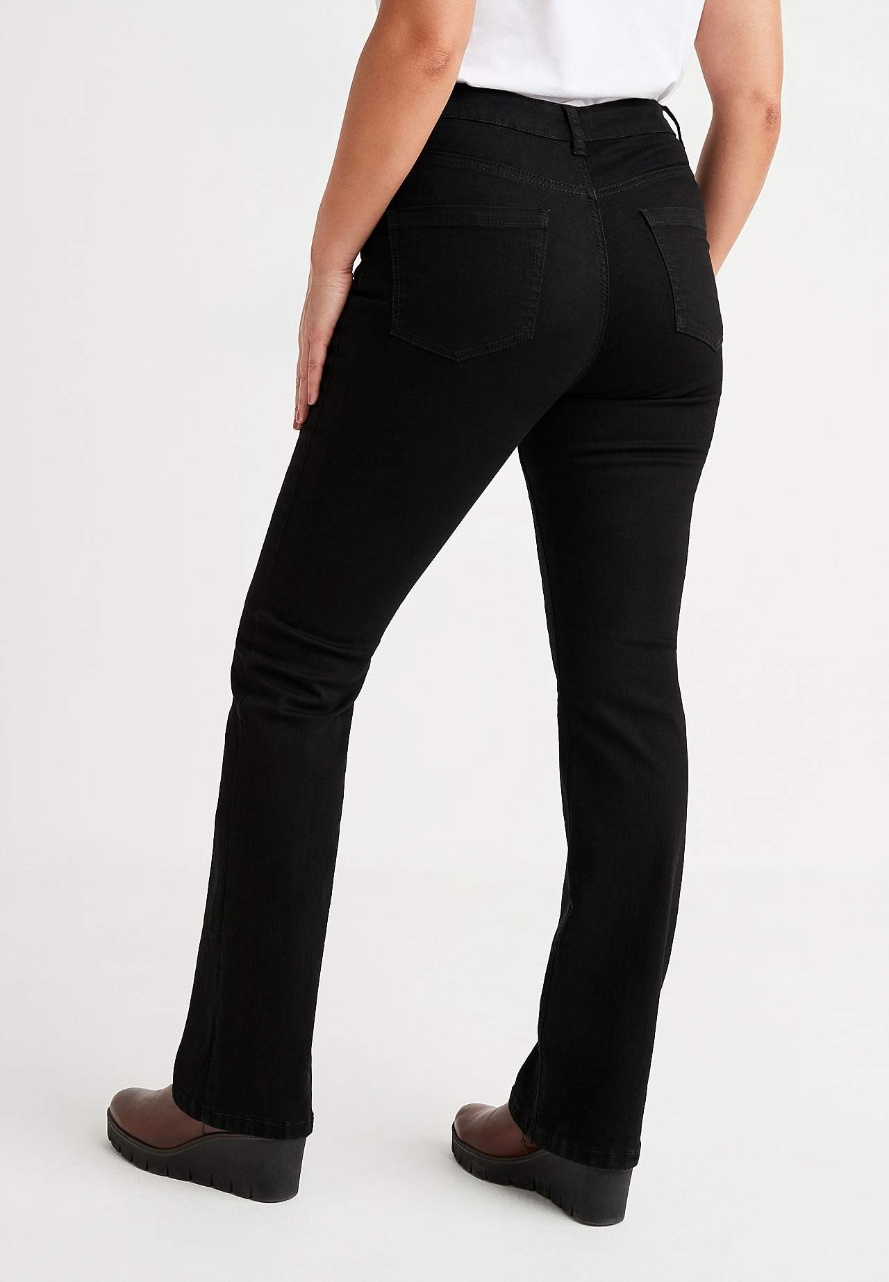 Litt utsvingede jeans Nikita