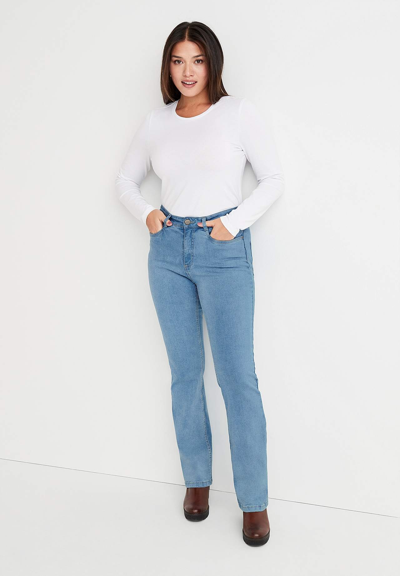 Litt utsvingede jeans Nikita