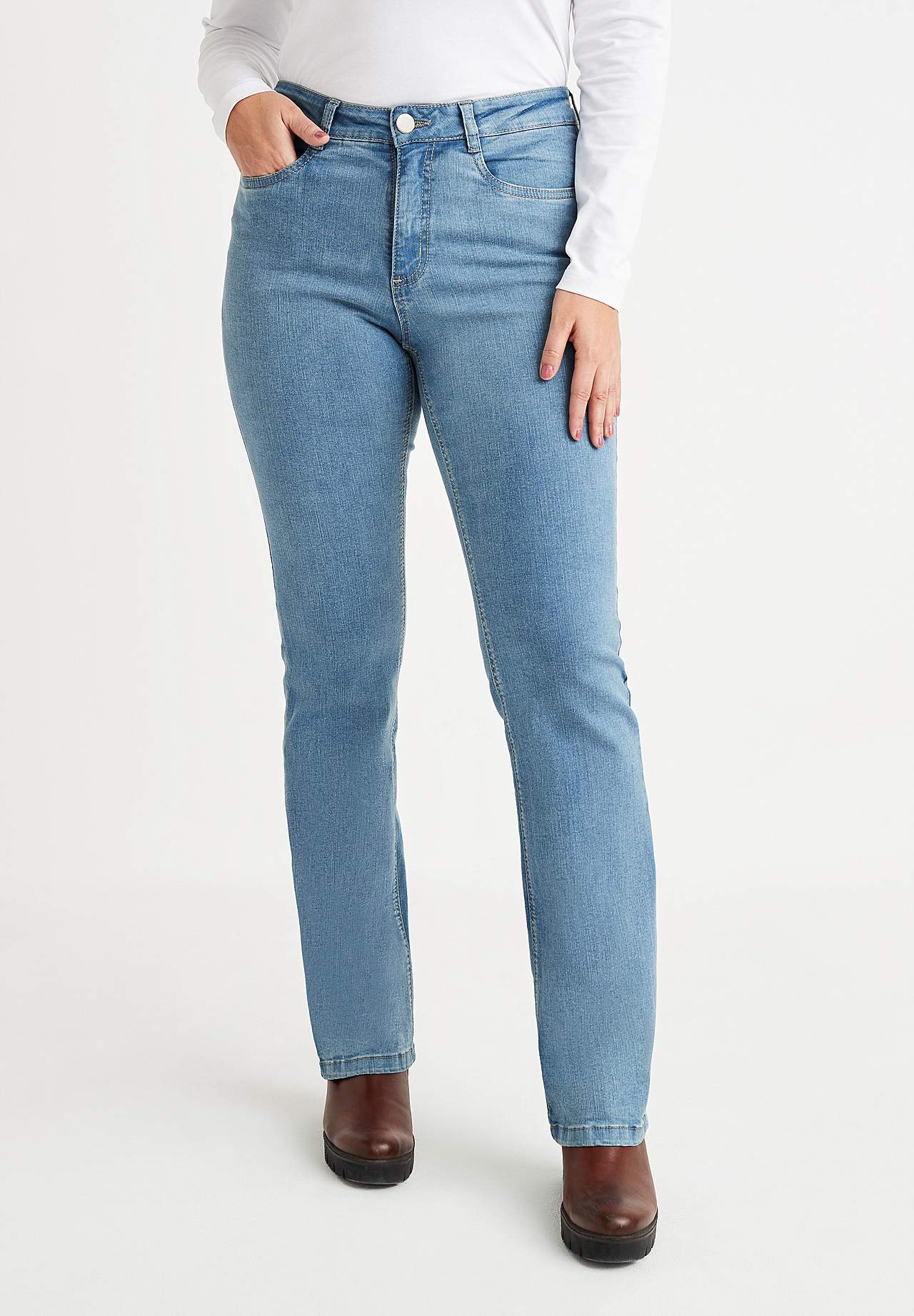 Litt utsvingede jeans Nikita